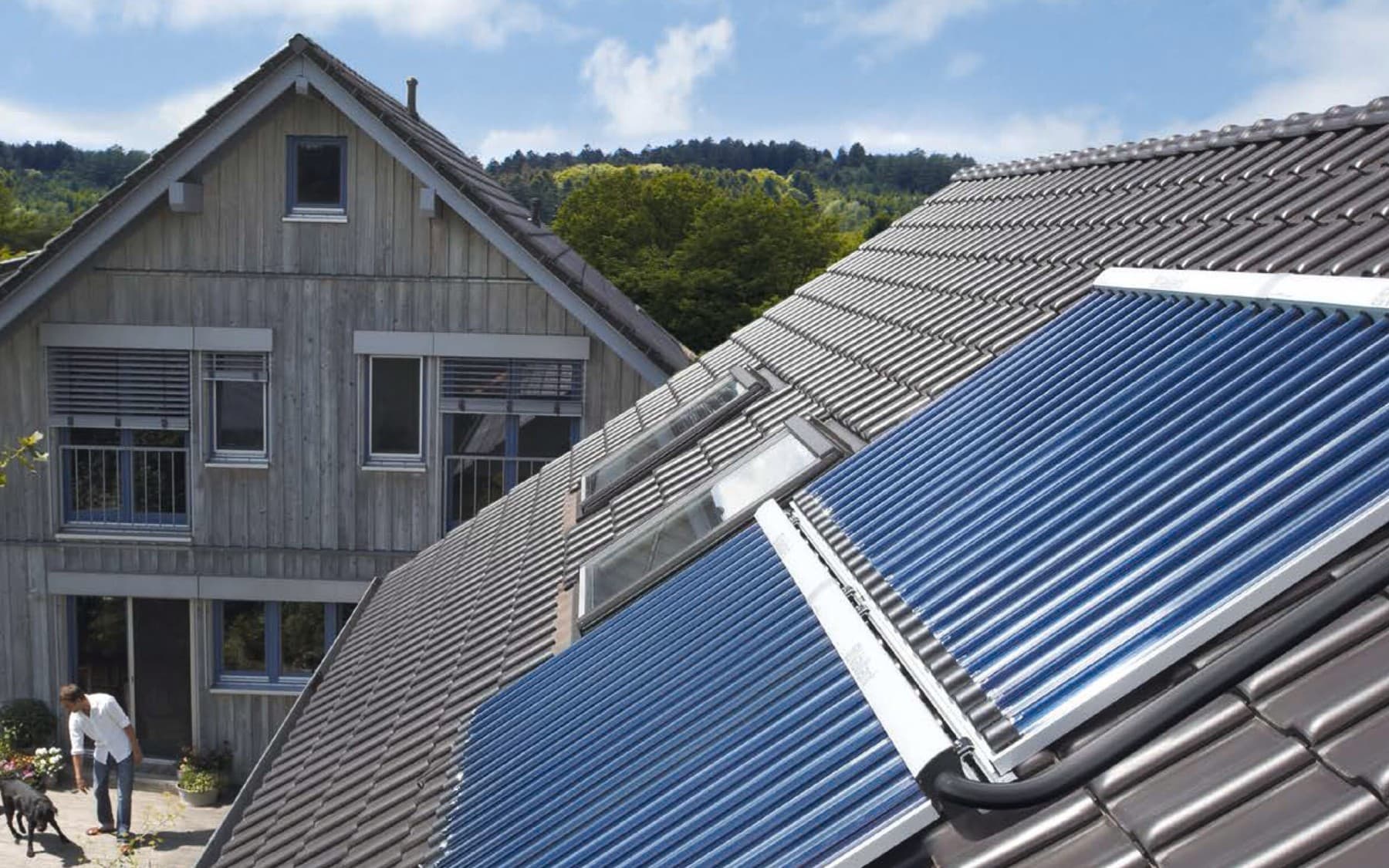 Painéis solares num telhado