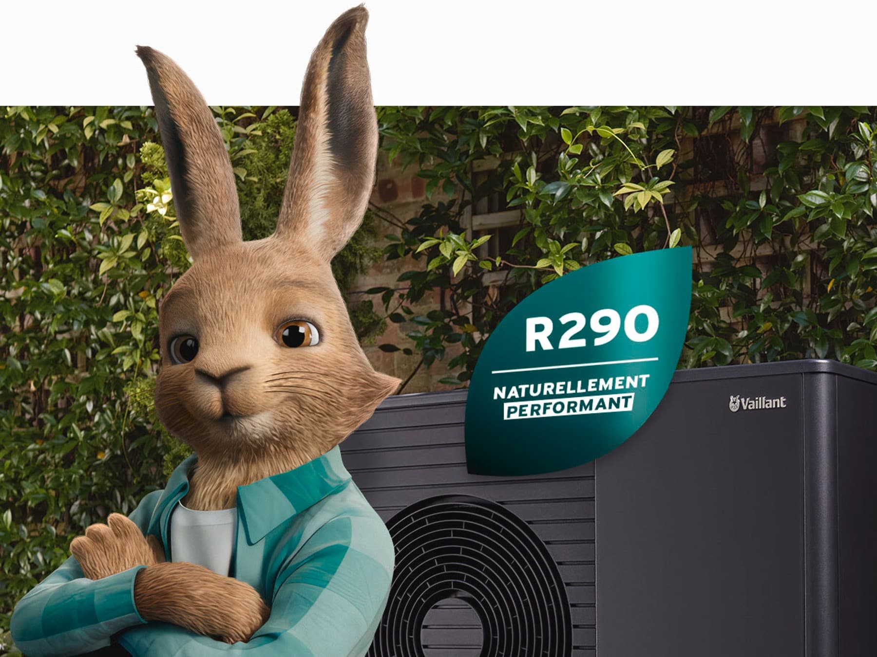 Lebre Vaillant com logótipo de refrigerante natural em frente a uma bomba de calor aroTHERM plus