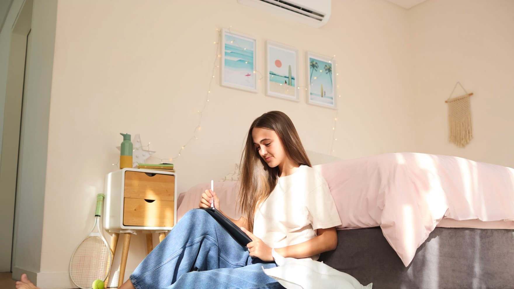 Ar condicionado climaVAIR plus no quarto do adolescente, na parede sob o teto