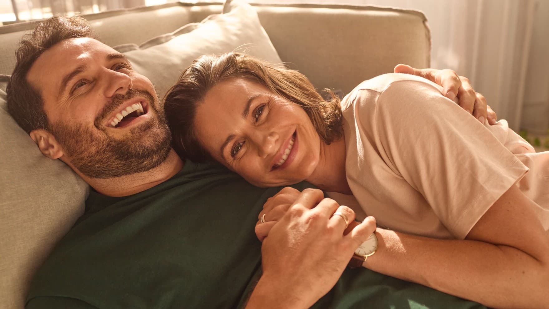 Casal deitado na cama
