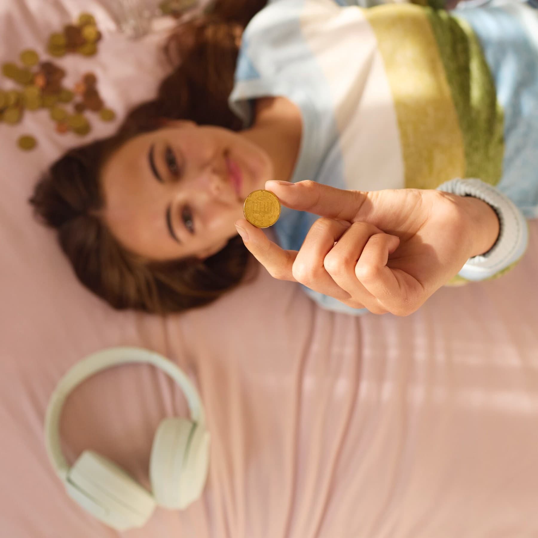 Menina a contar dinheiro na cama.