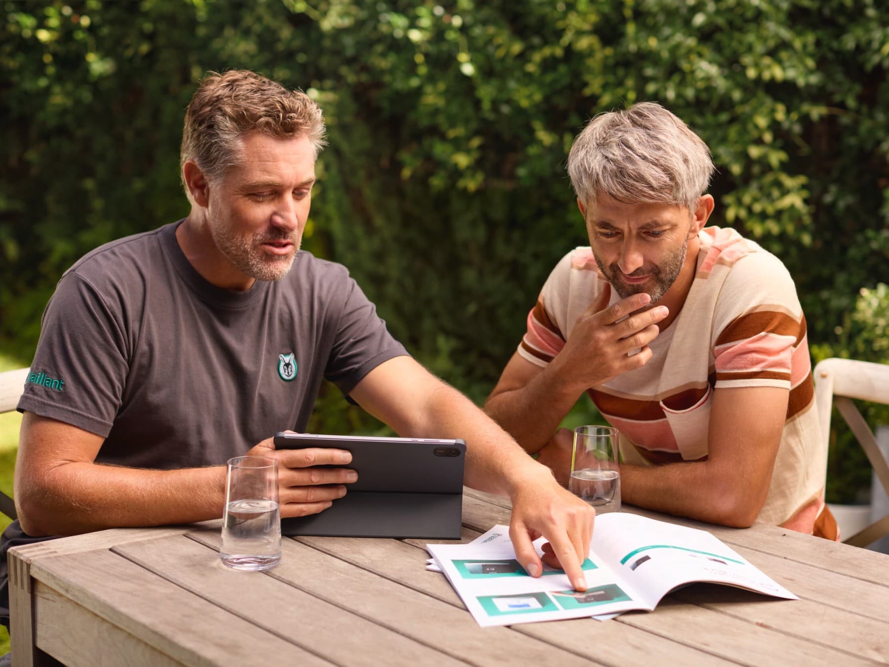 Especialista da Vaillant e proprietário conversando
