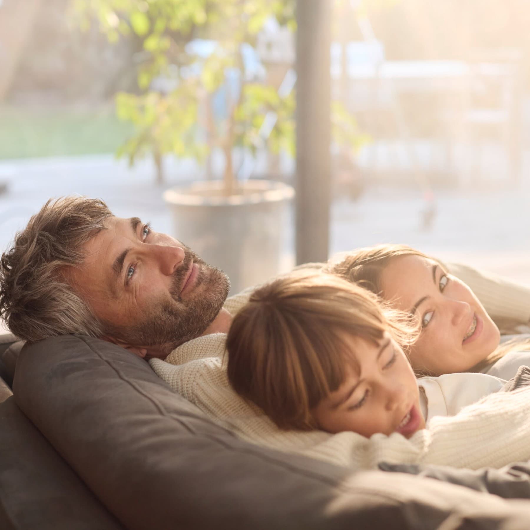 Família relaxando no sofá