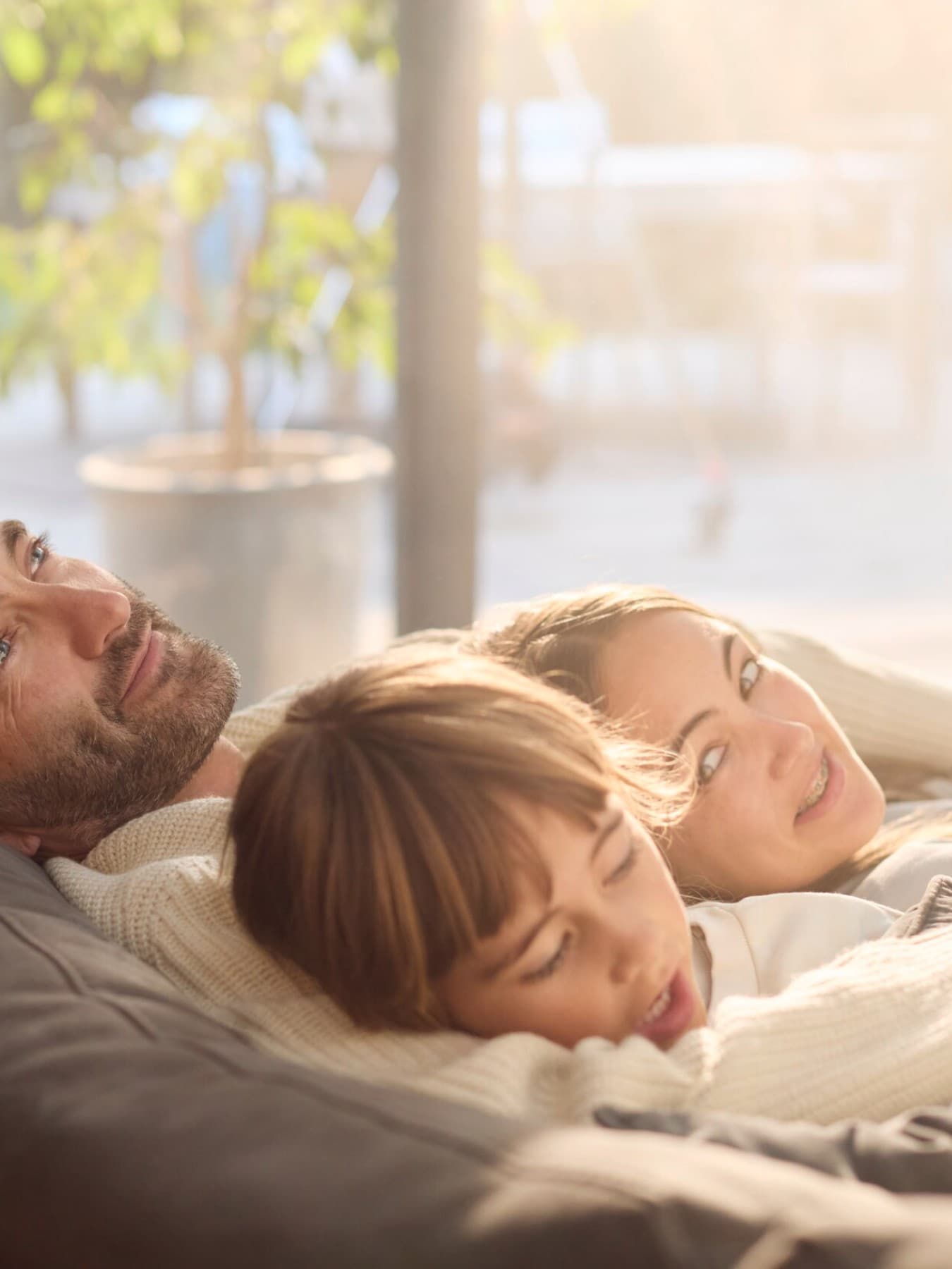 Homem, mulher e criança a relaxar