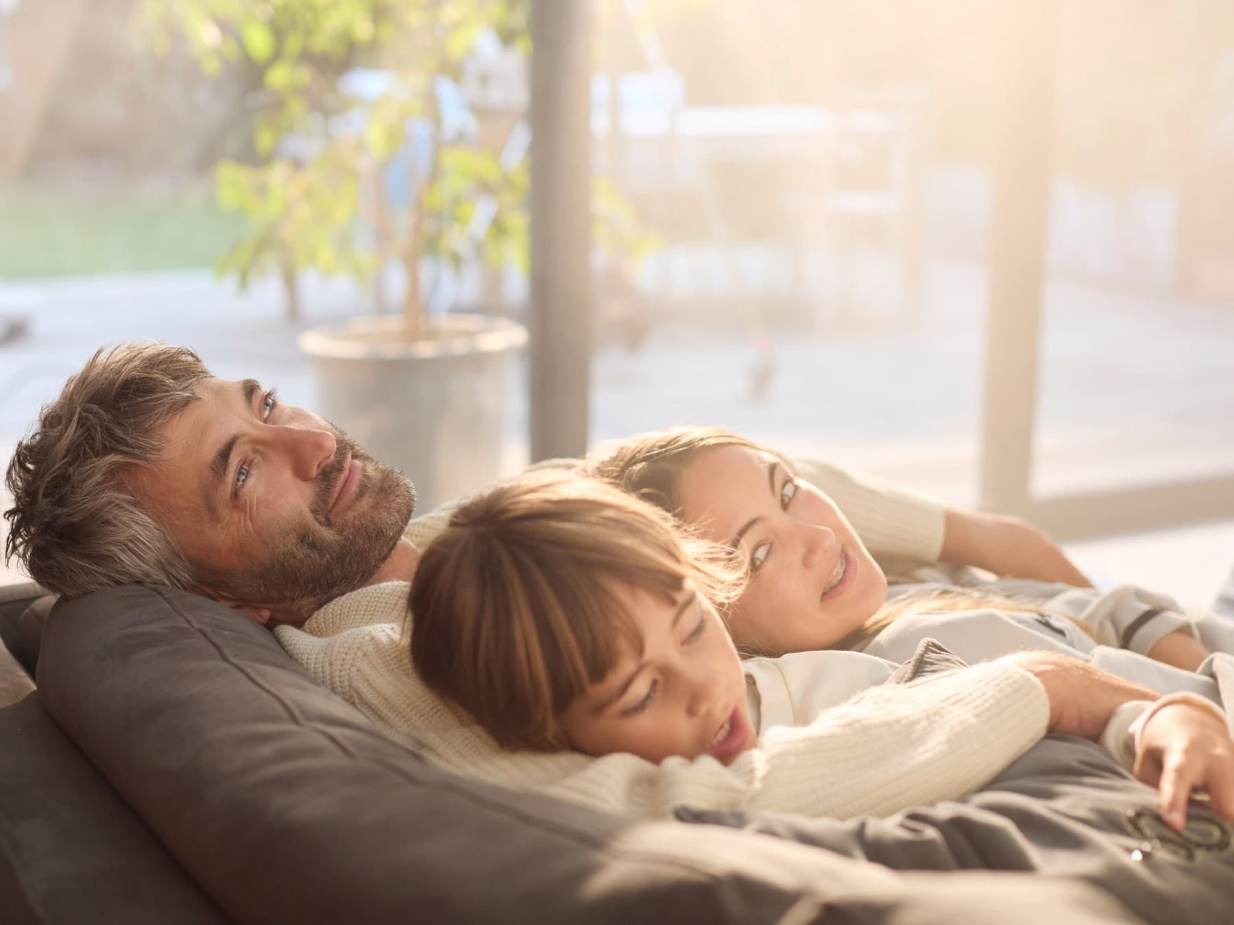 Família relaxando no sofá
