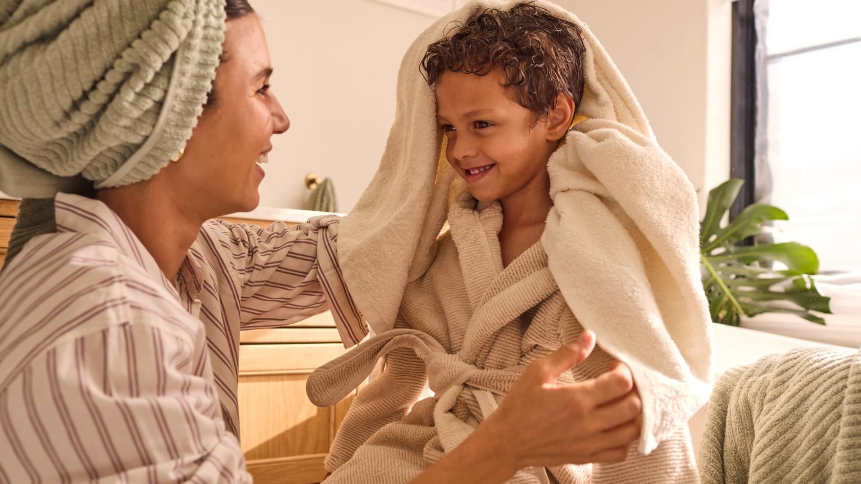 Mãe e filho a brincar