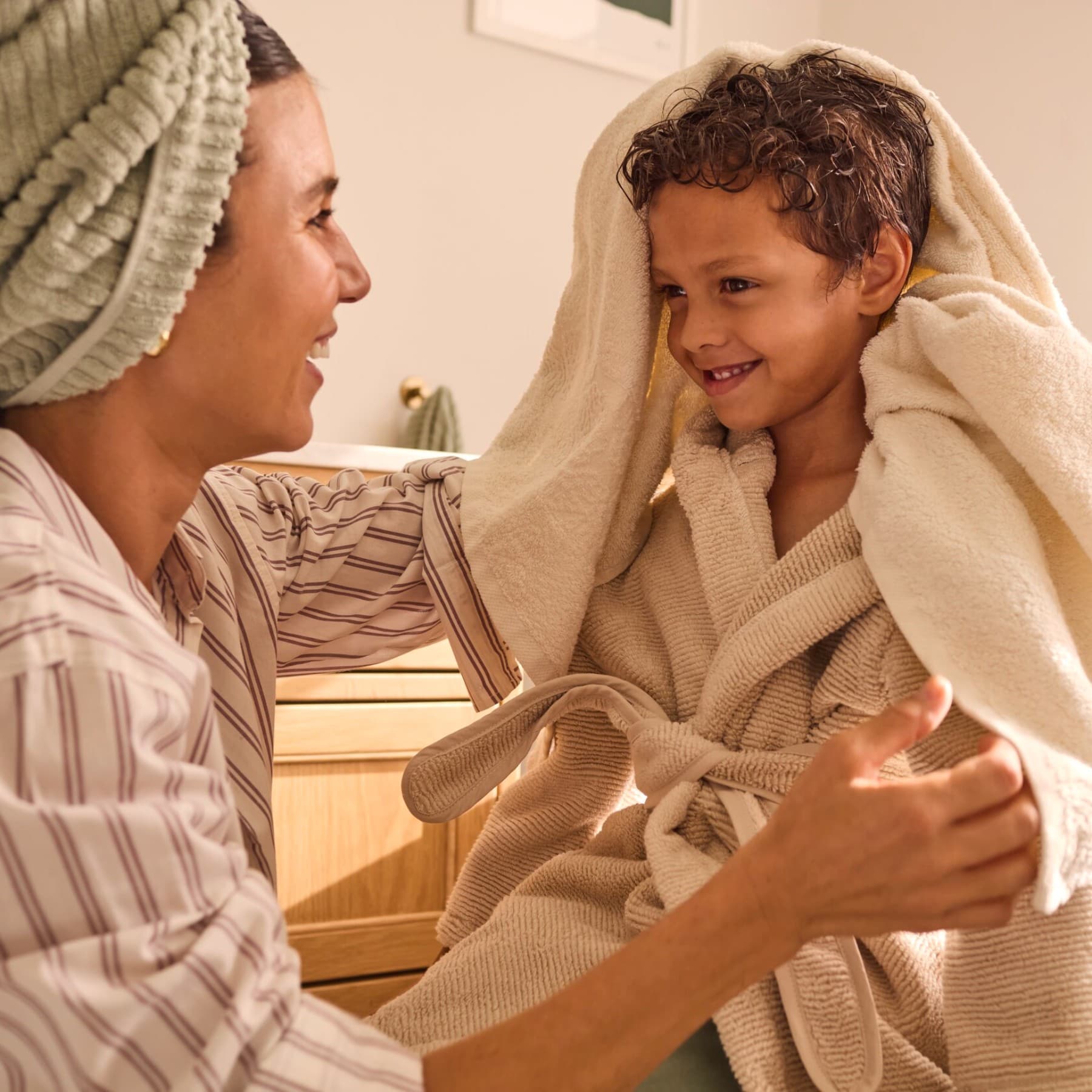 Criança e mãe na casa de banho