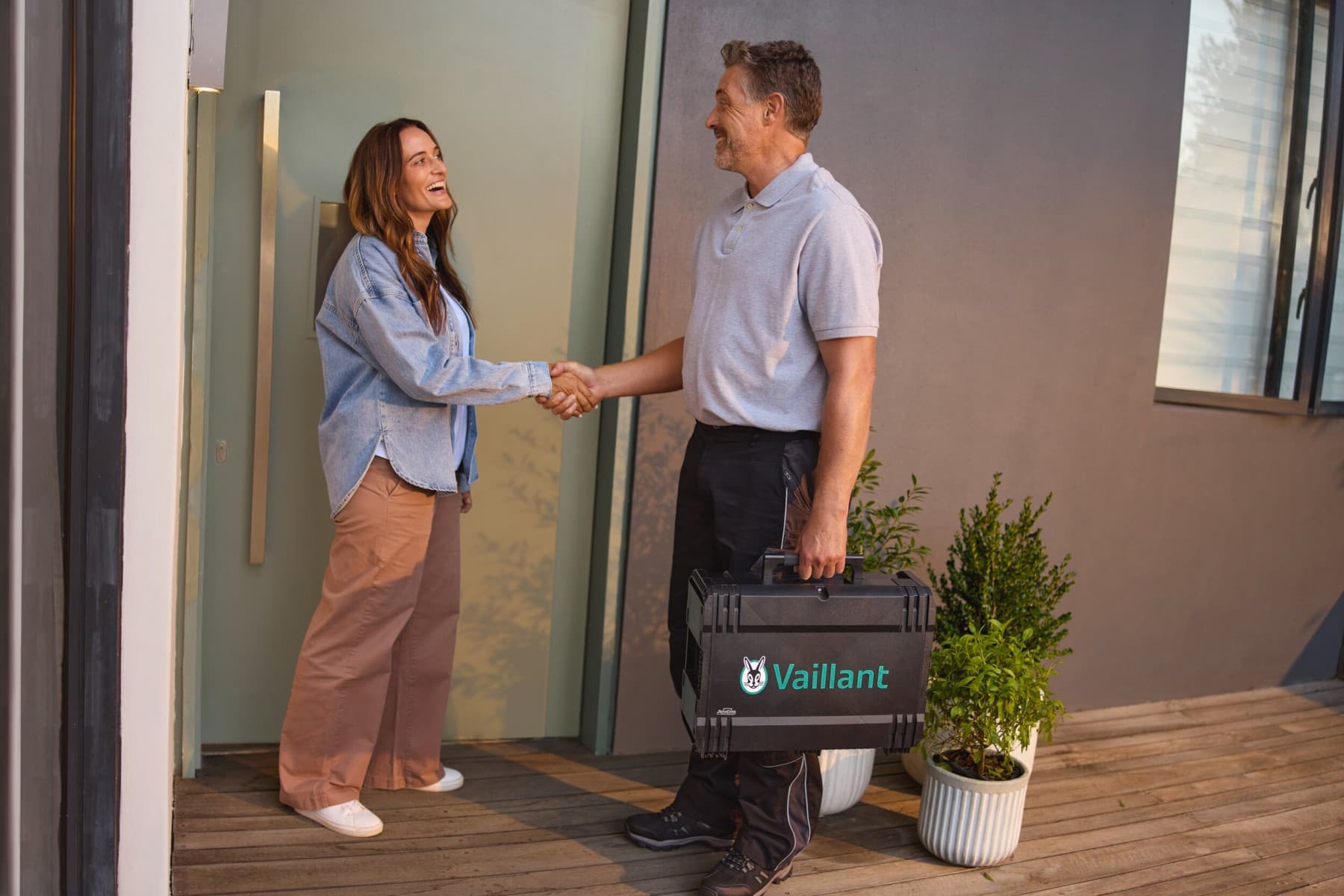 Proprietário cumprimentando o instalador da Vaillant