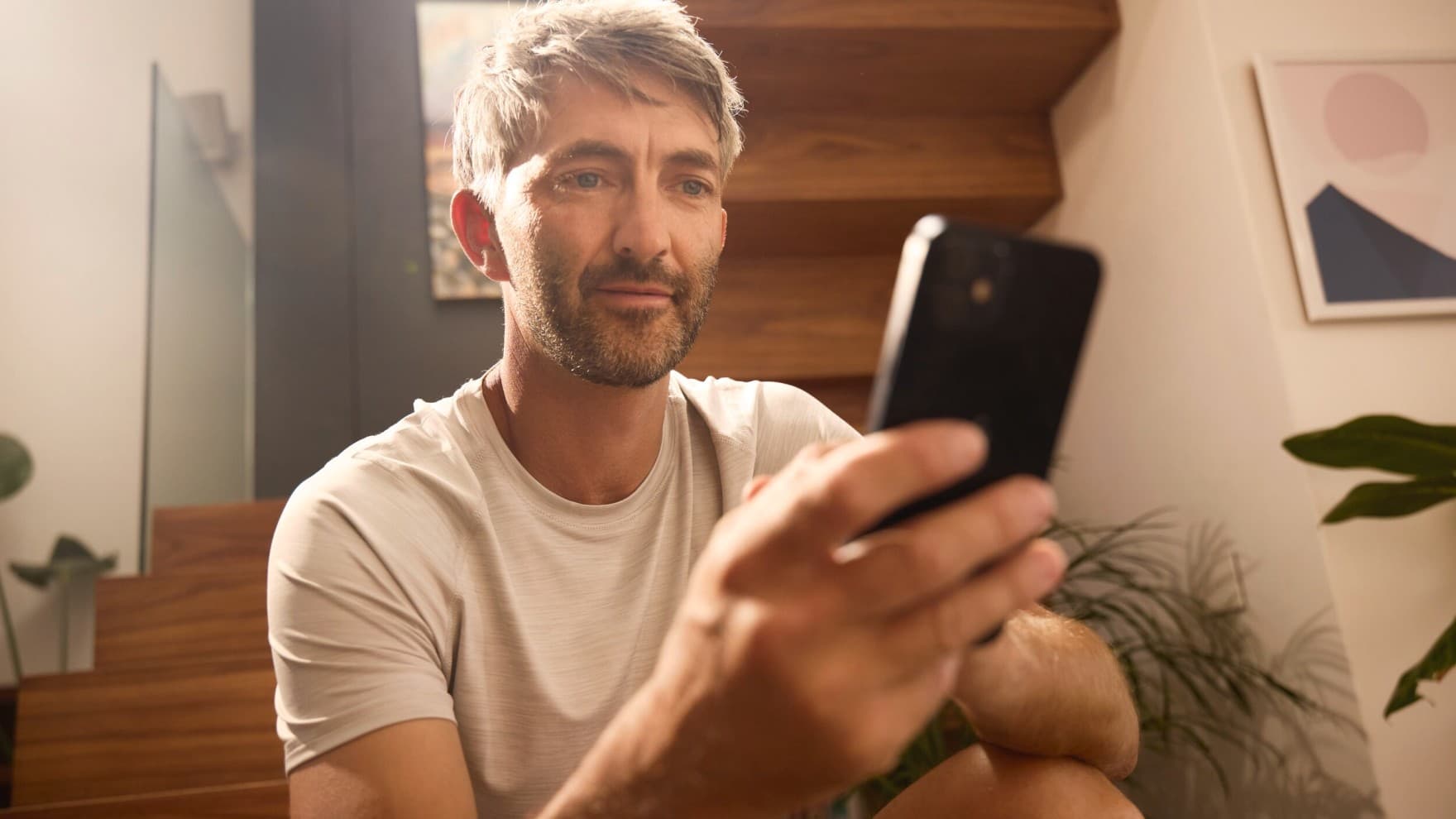 O homem controla o seu sistema de aquecimento através de uma aplicação