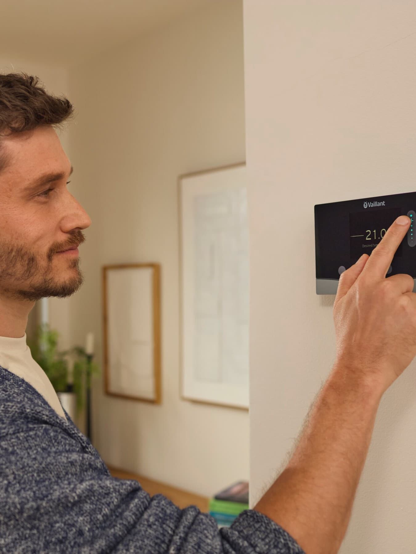 Homem a ajustar o controlo do aquecimento