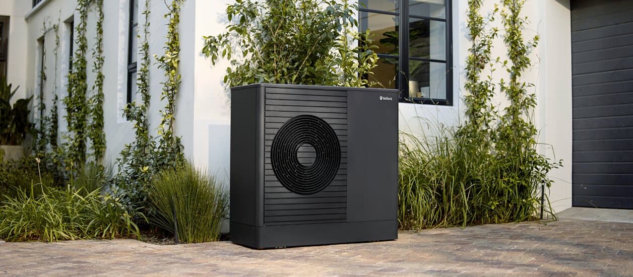 Bomba de calor aroTHERM plus em frente a uma casa
