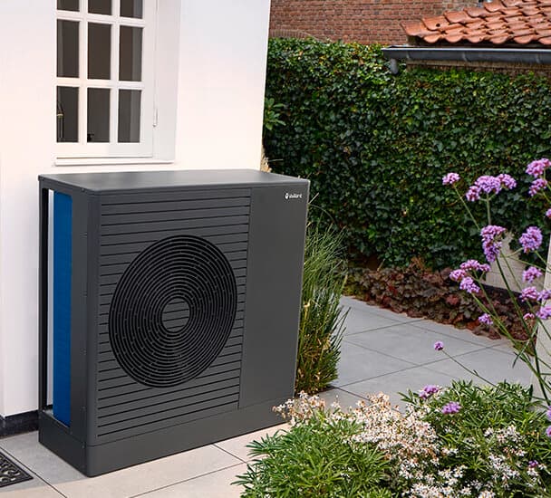 Bomba de calor ar-água aroTHERM pro instalada debaixo de uma janela