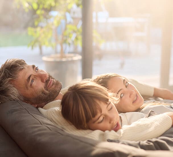 Família a relaxar no sofá