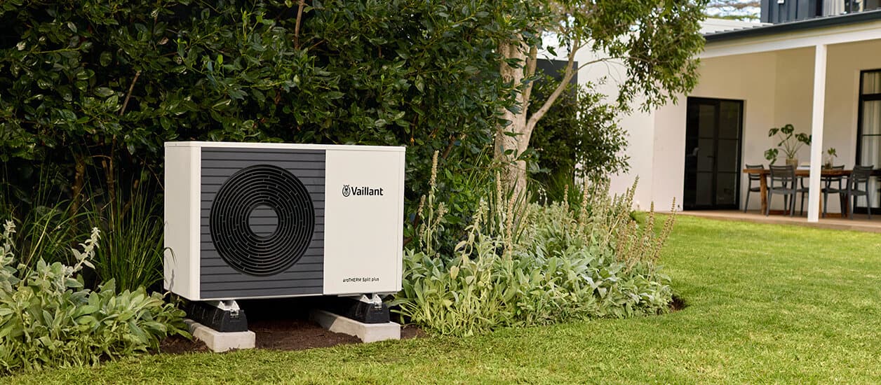 Bomba de calor a ar aroTHERM Split plus num jardim