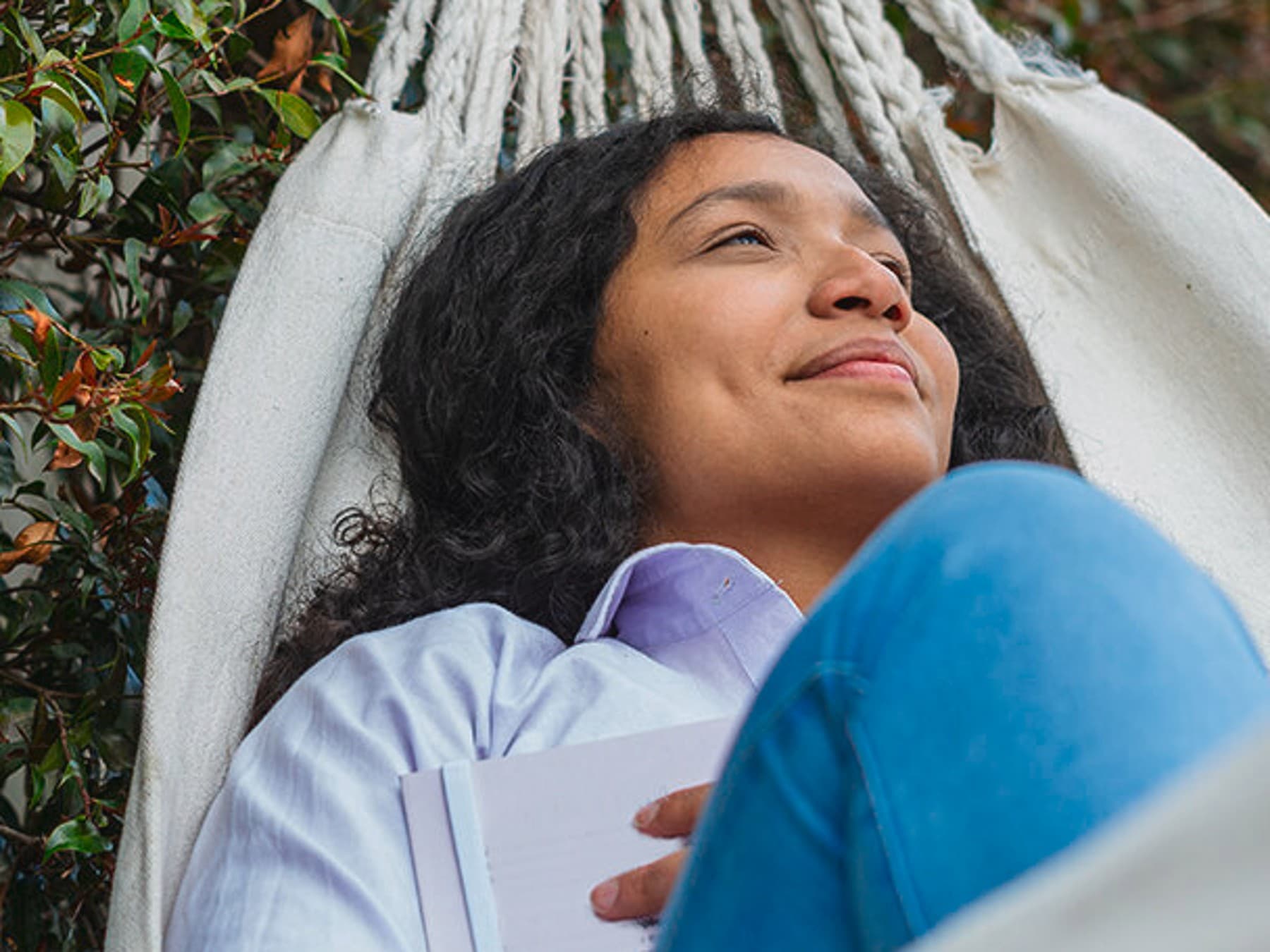 Uma mulher está a relaxar numa rede
