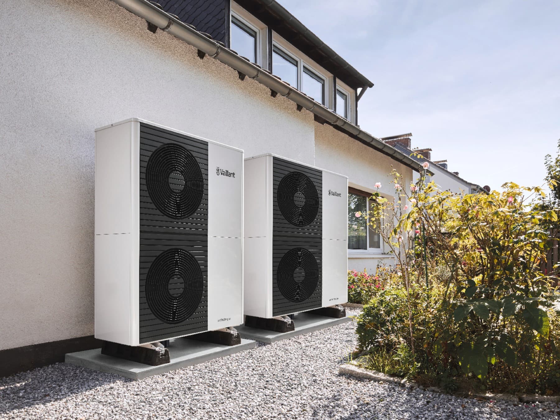 Bombas de calor Vaillant em frente a um edifício moderno