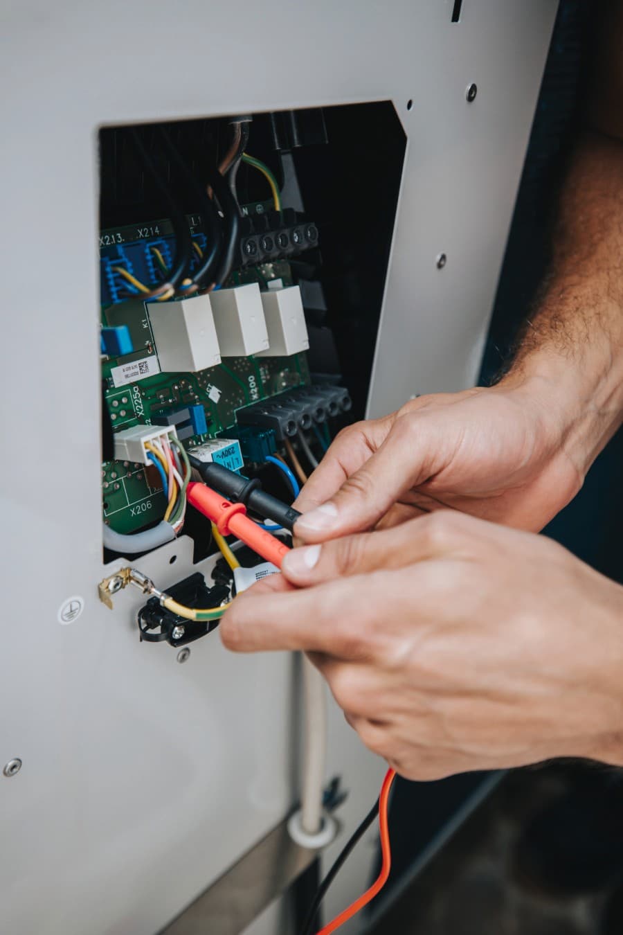 Um eletricista está a trabalhar na caixa de fusíveis