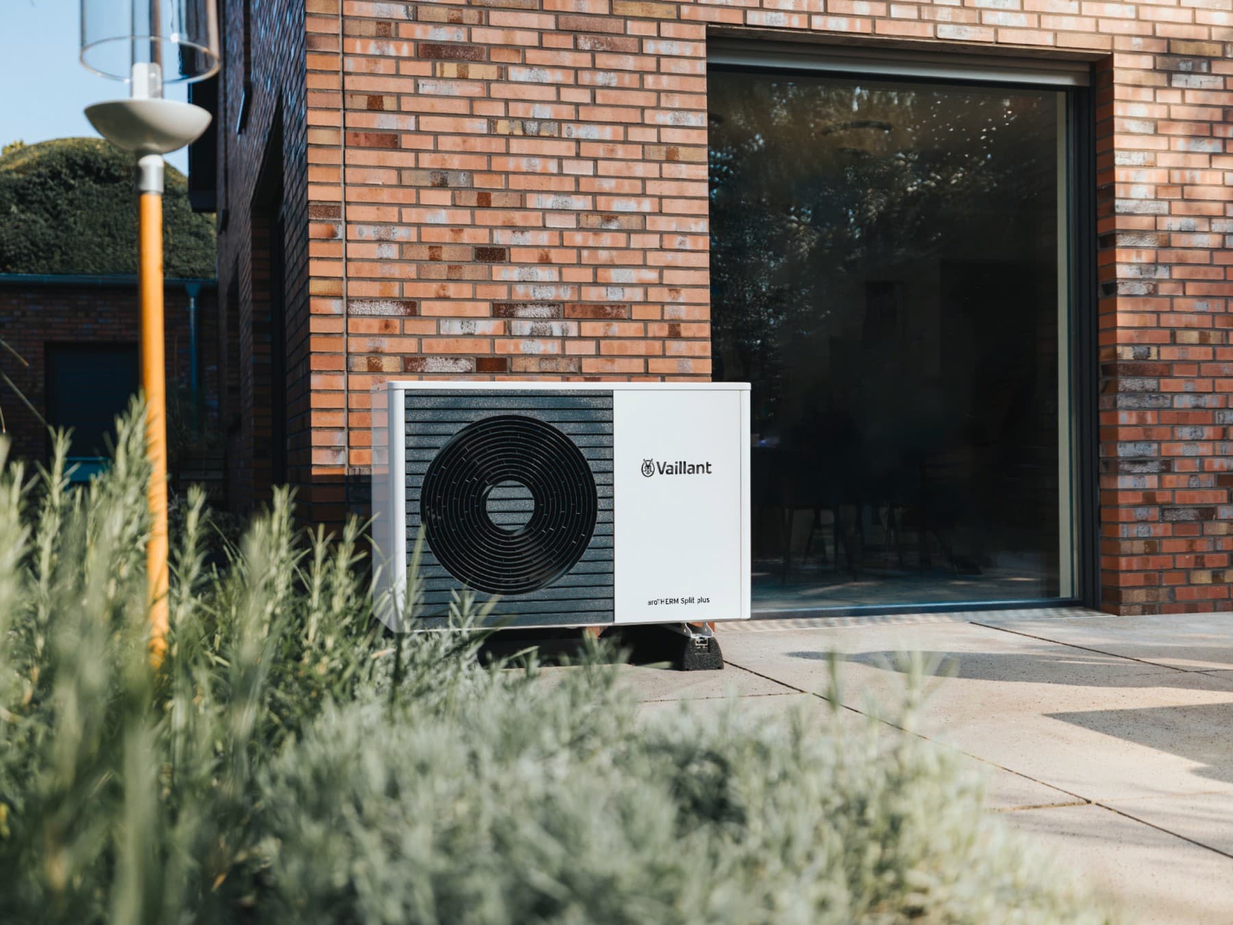 Uma bomba de calor Vaillant em frente a um edifício moderno