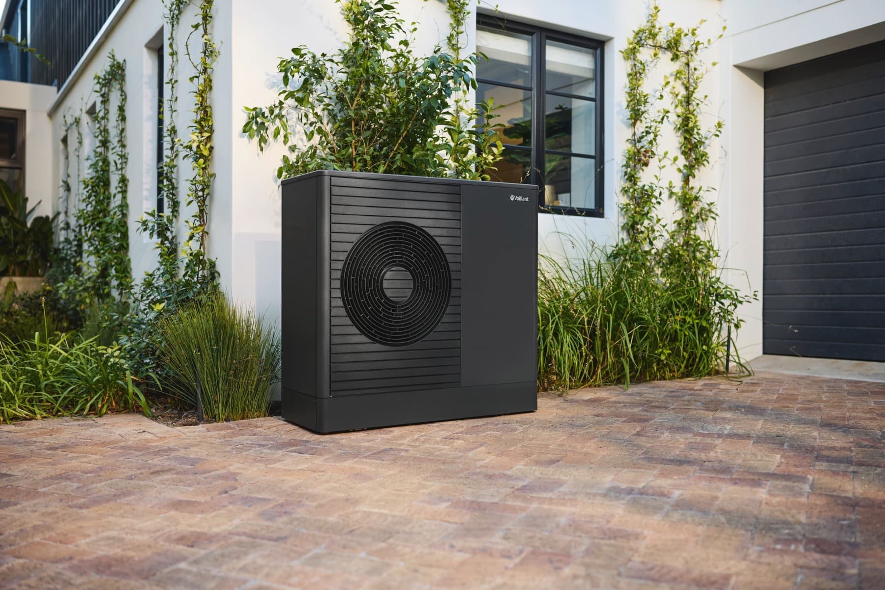 A aroTHERM plus perto de uma janela