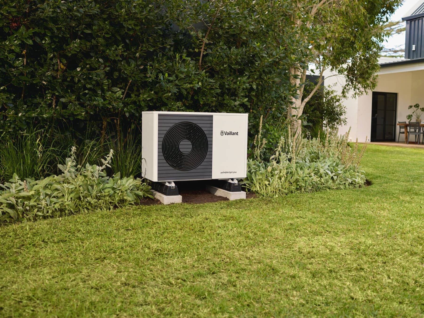 Uma unidade exterior de bomba de calor num jardim
