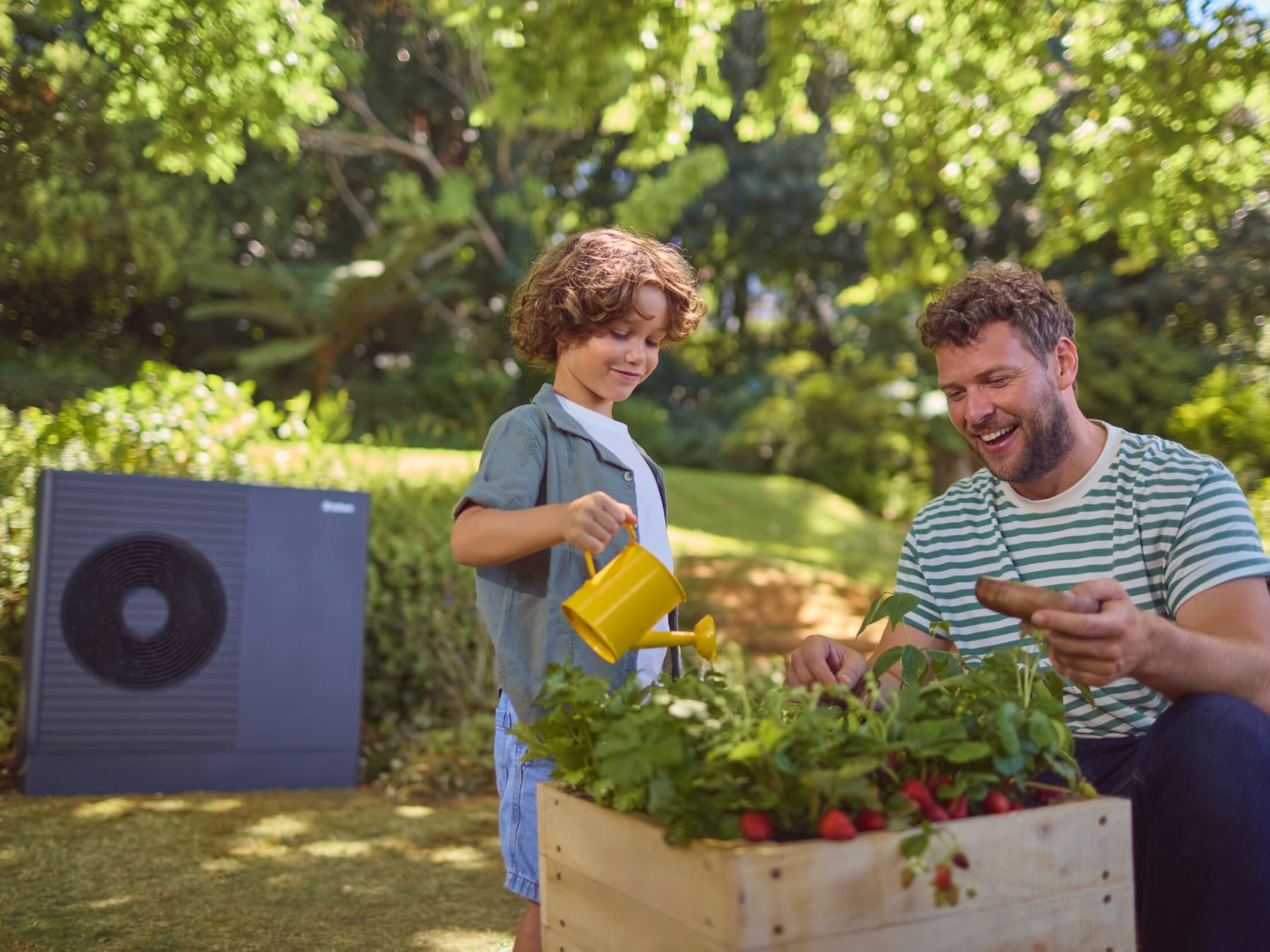 Pai e filho a jardinagem