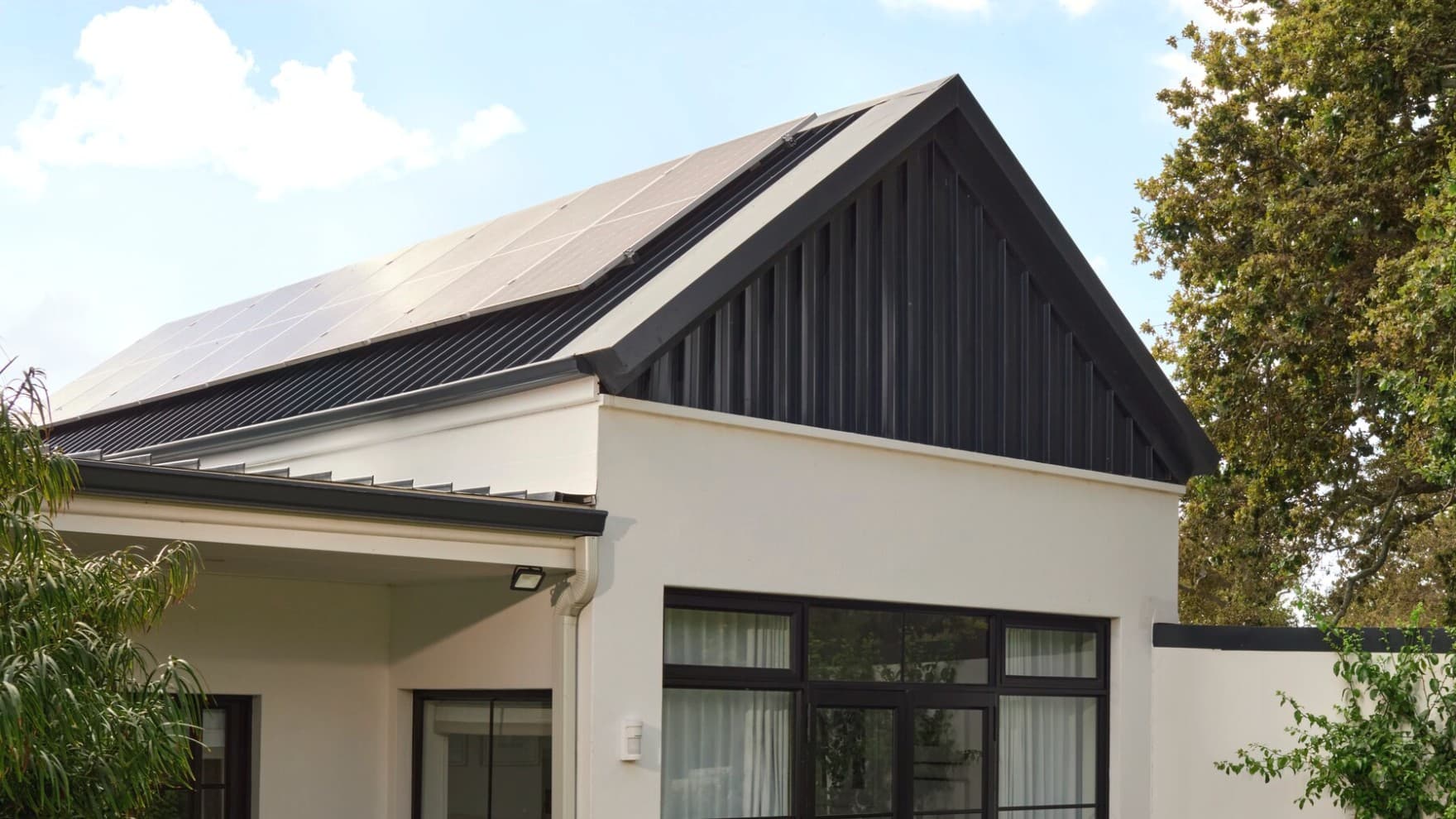 Telhado com módulos fotovoltaicos