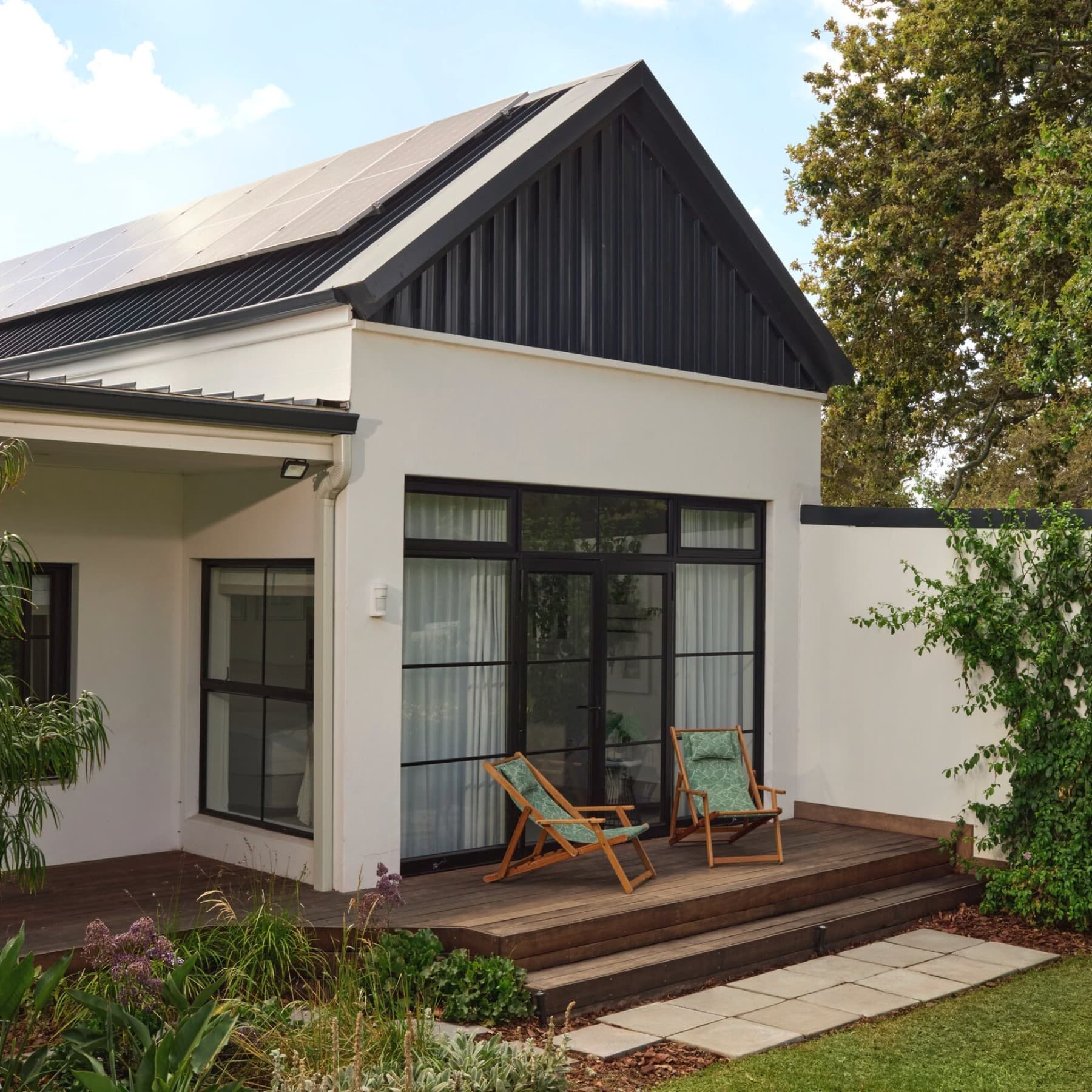 Casa com painéis solares no telhado.