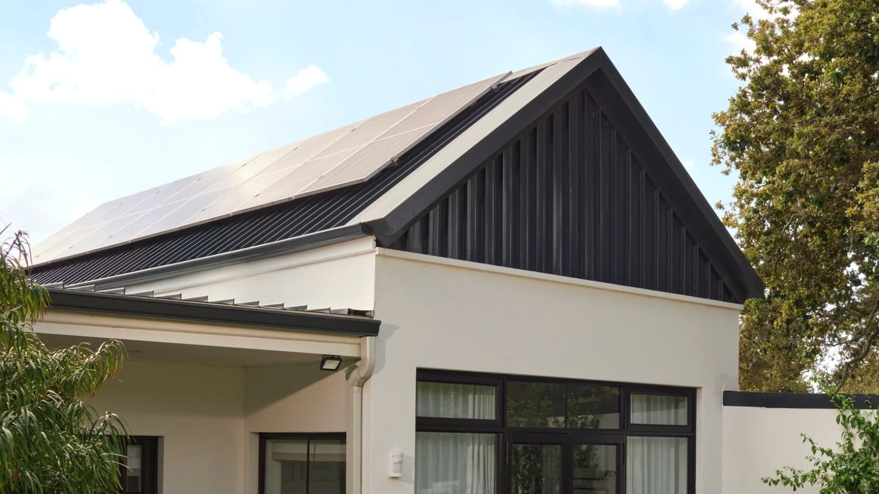 Módulos fotovoltaicos num telhado