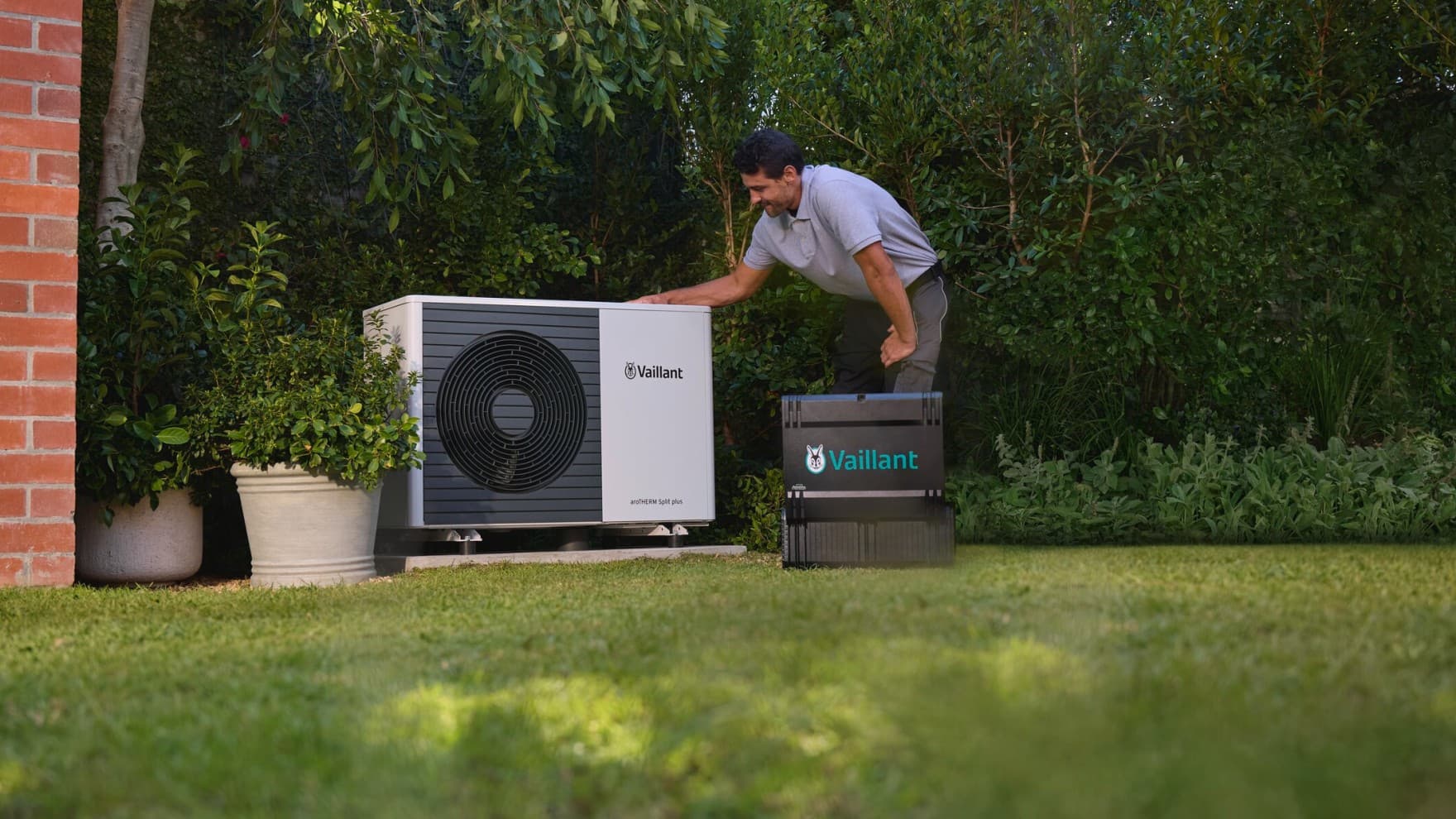 Instaladores a posicionar a bomba de calor com fonte de ar no local