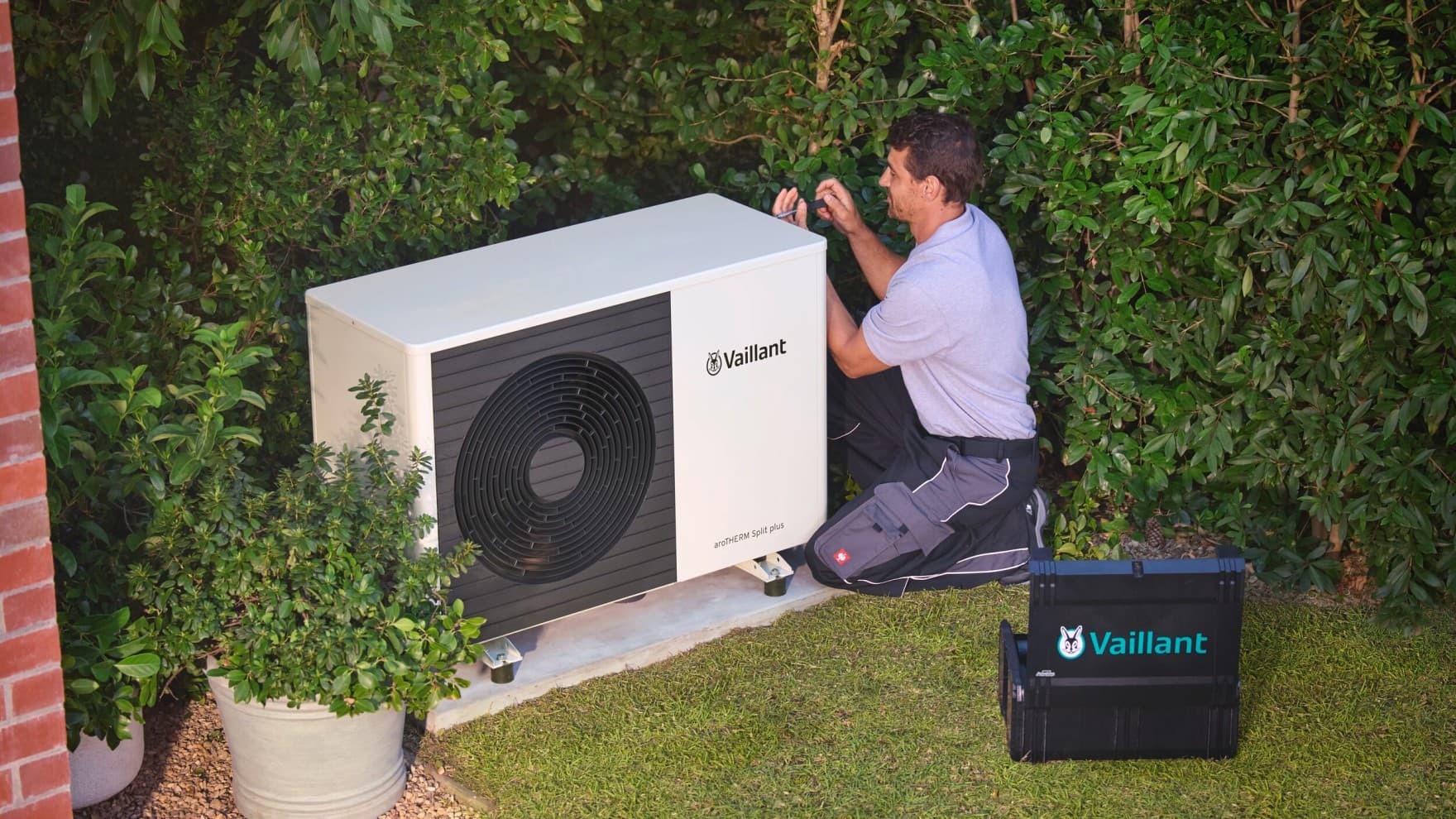 Um instalador a verificar uma bomba de calor com uma ferramenta