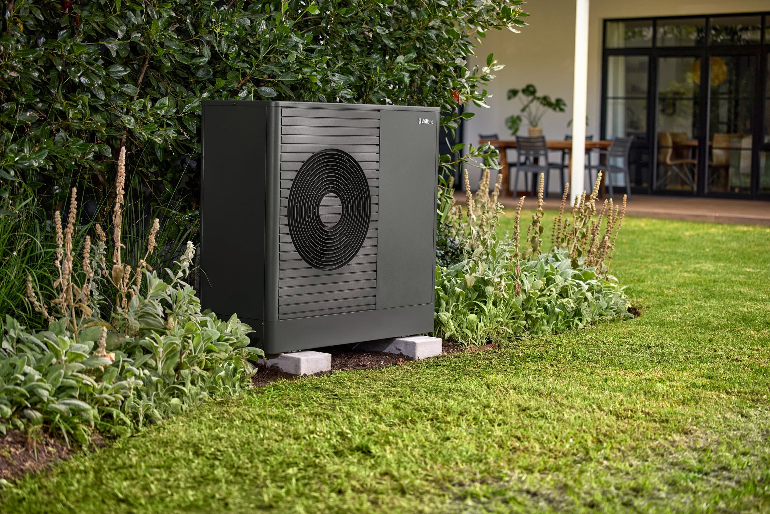 Bomba de calor aroTHERM plus num jardim