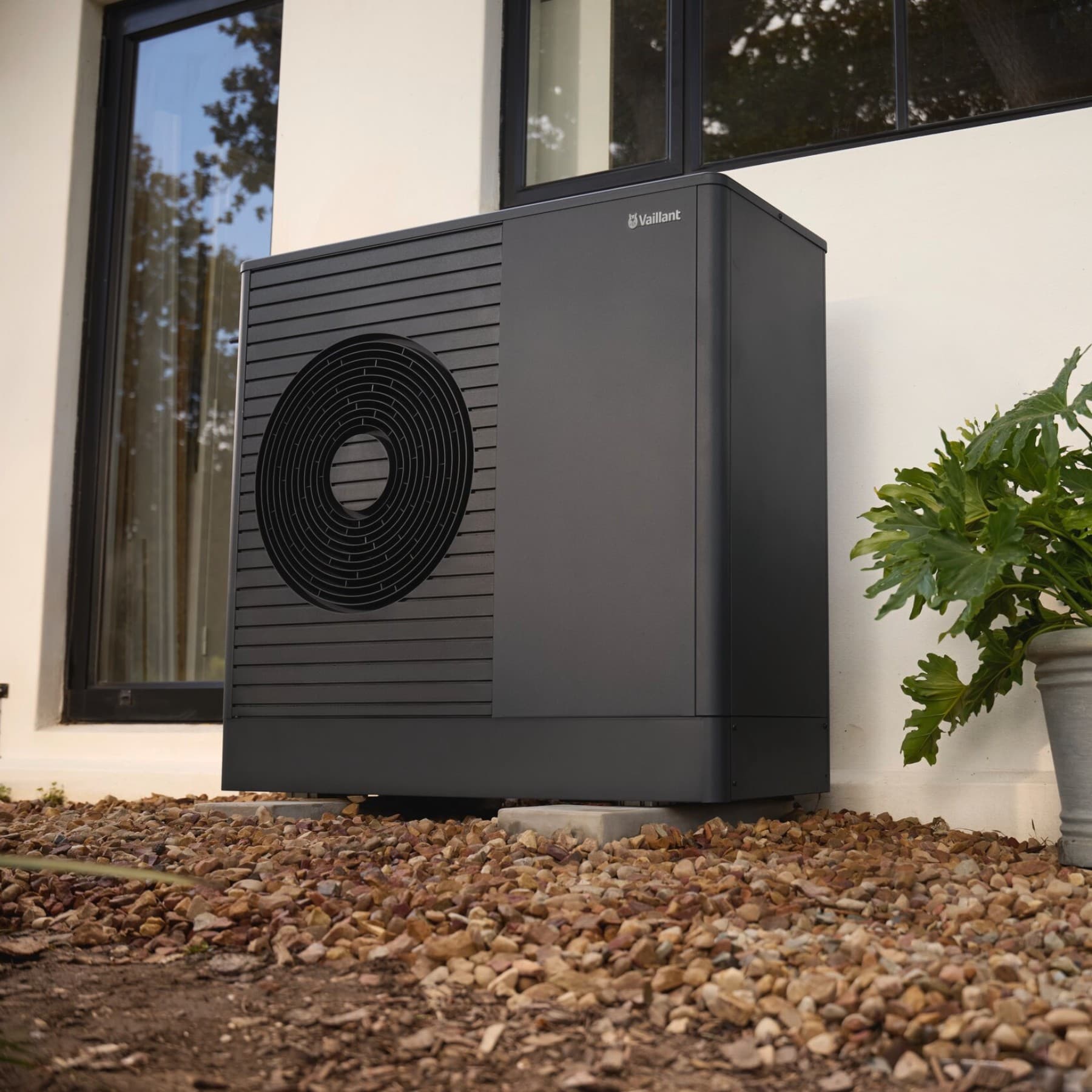O aroTHERM plus próximo a uma porta