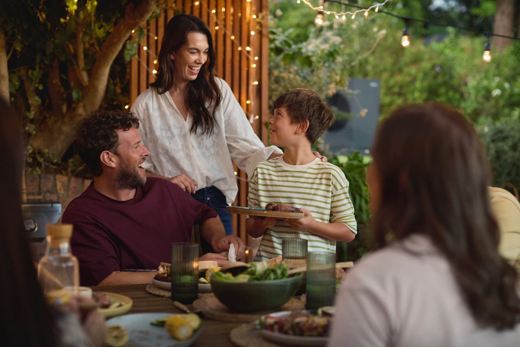 Jantar em família no jardim