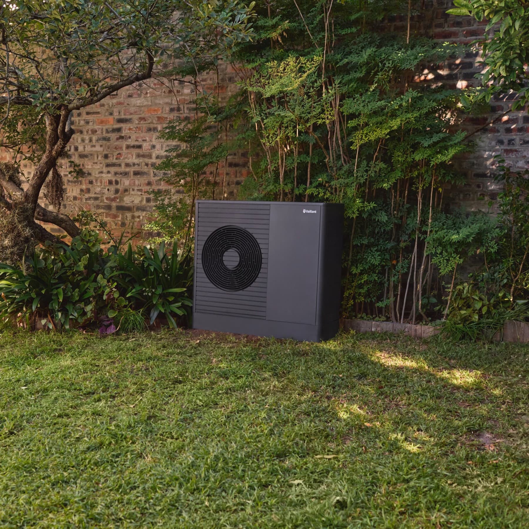 Bomba de calor ar-água split aroTHERM na frente de um edifício antigo