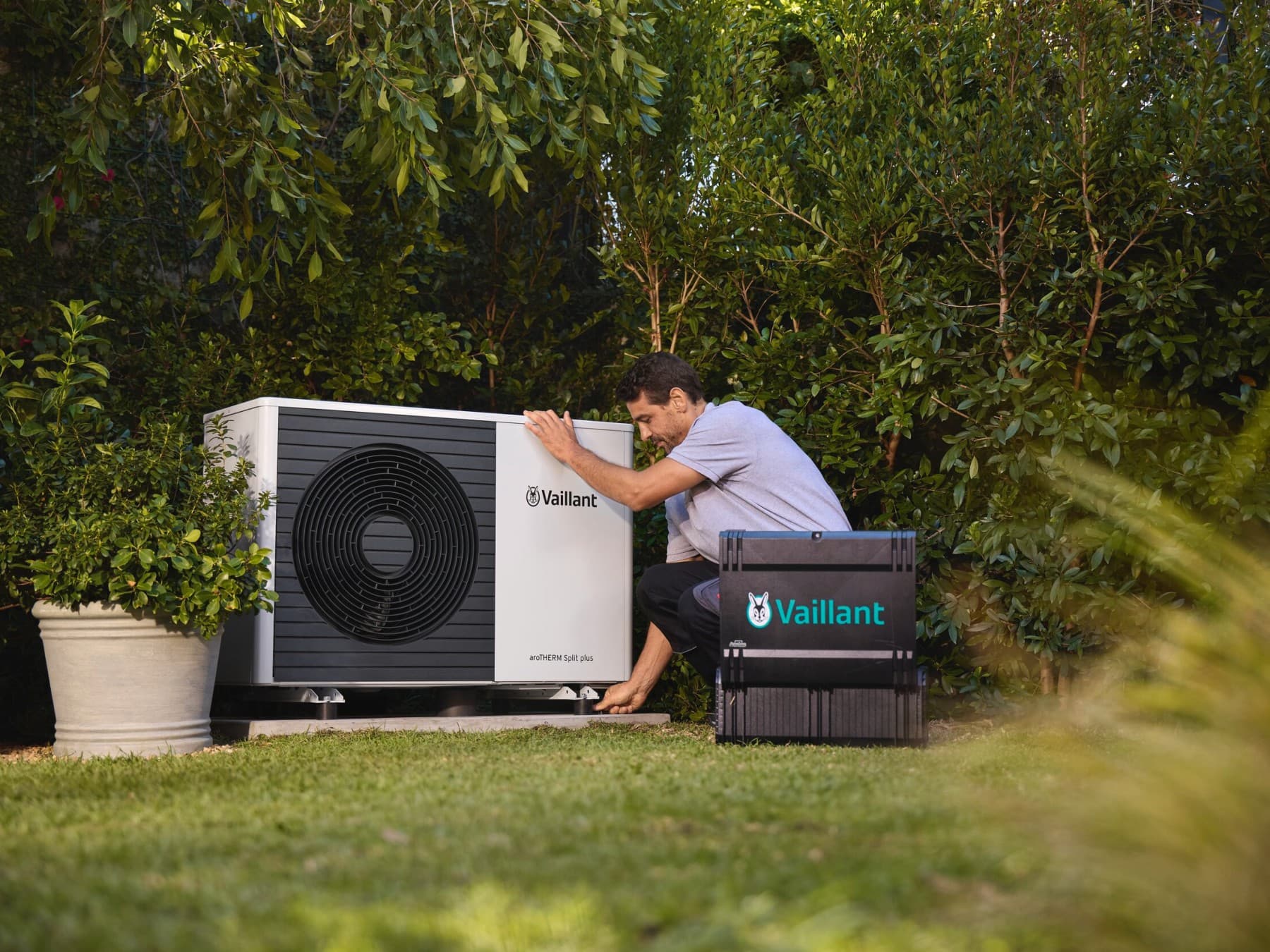 Um instalador a fazer a manutenção de uma bomba de calor