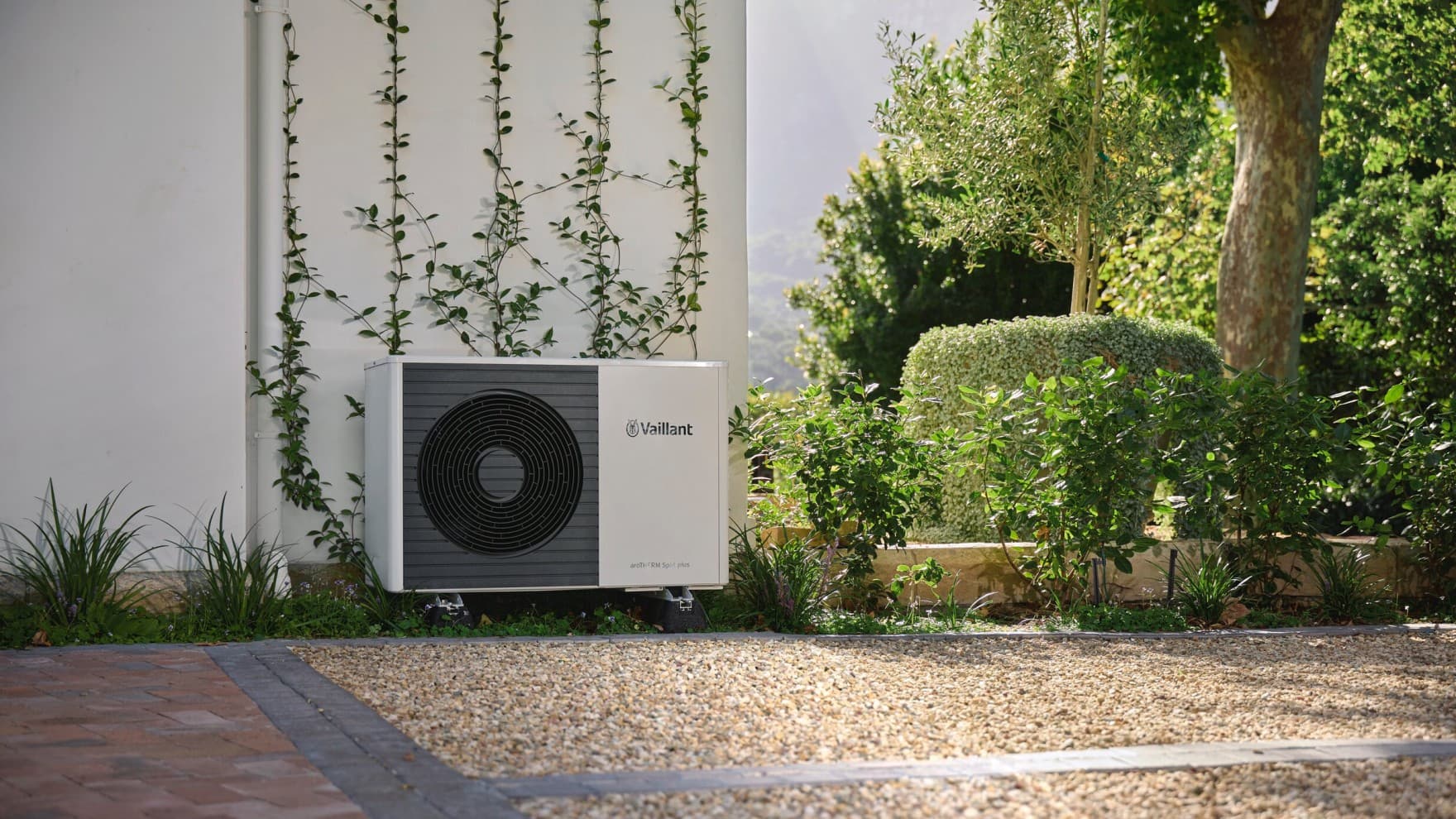 aroTHERM Split plus no exterior de uma casa