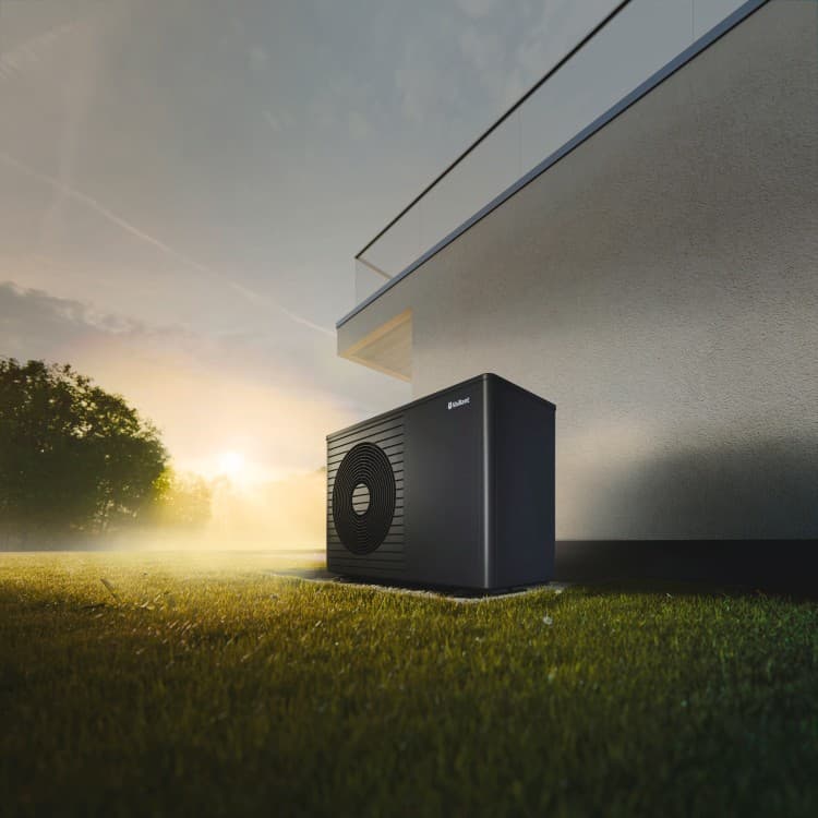 Nova unidade exterior aroTHERM plus em frente a uma casa