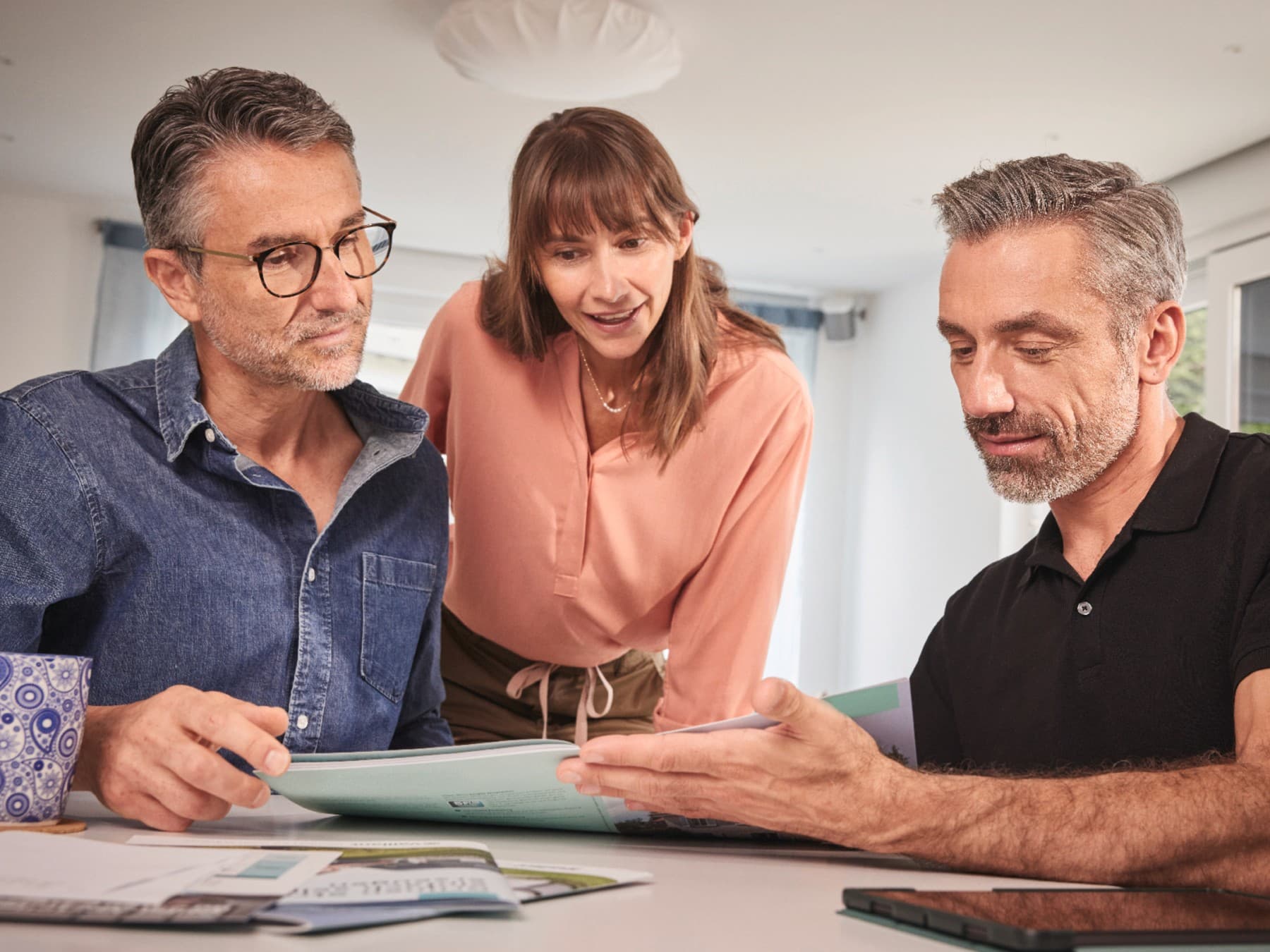 Casal e representante comercial a observar uma balança numa montra