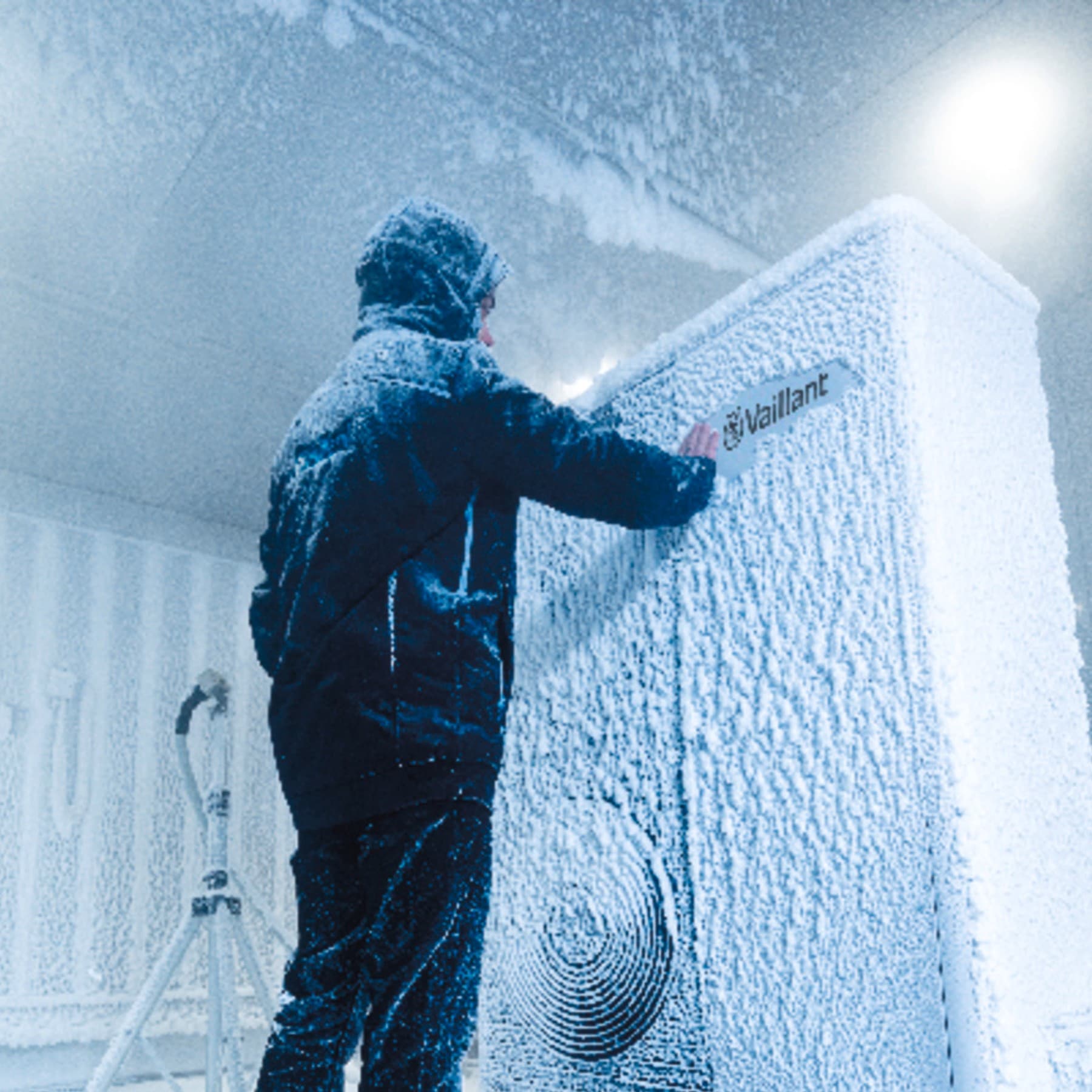 Homem com casaco de inverno em frente ao aparelho Vaillant congelado