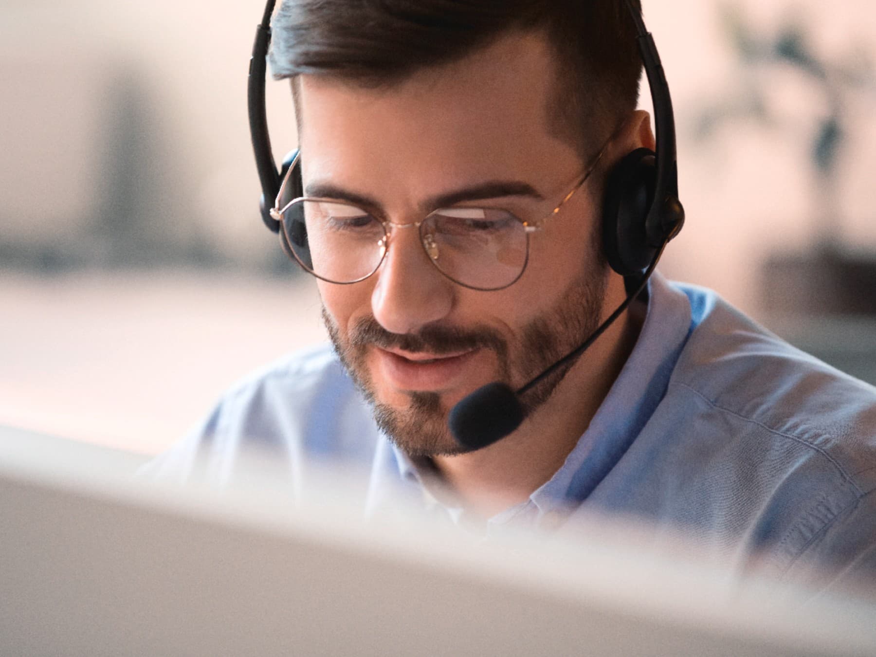 Homem com auscultadores ao computador