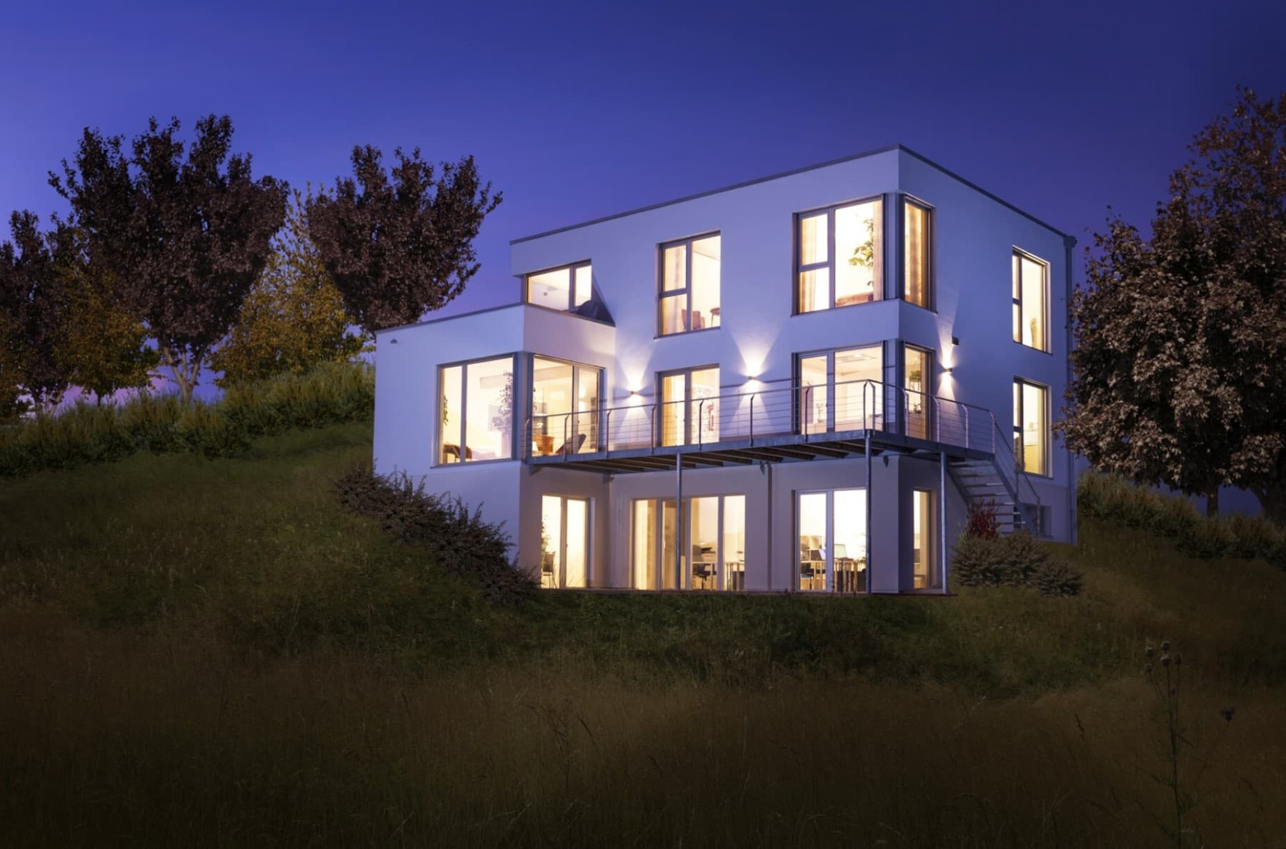 Casa iluminada à noite