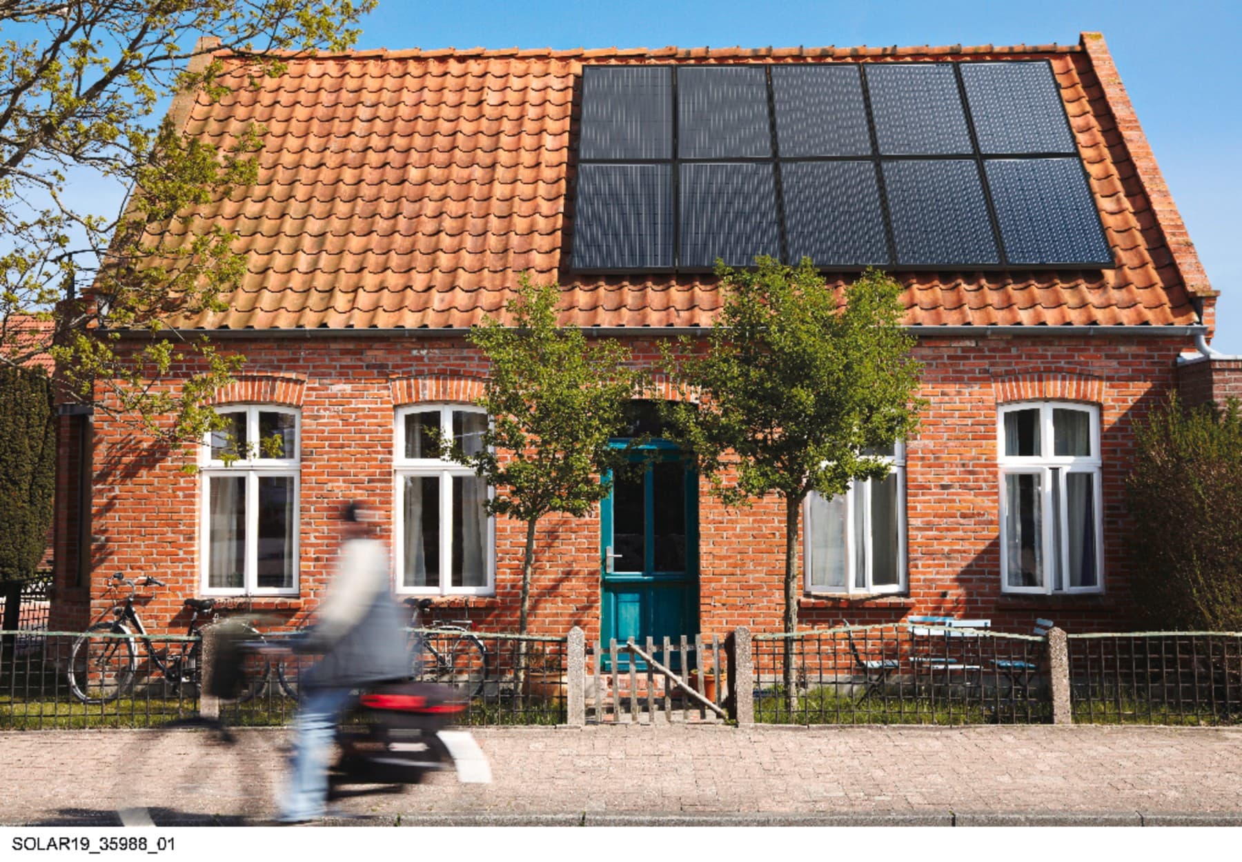 Telhado com módulos fotovoltaicos