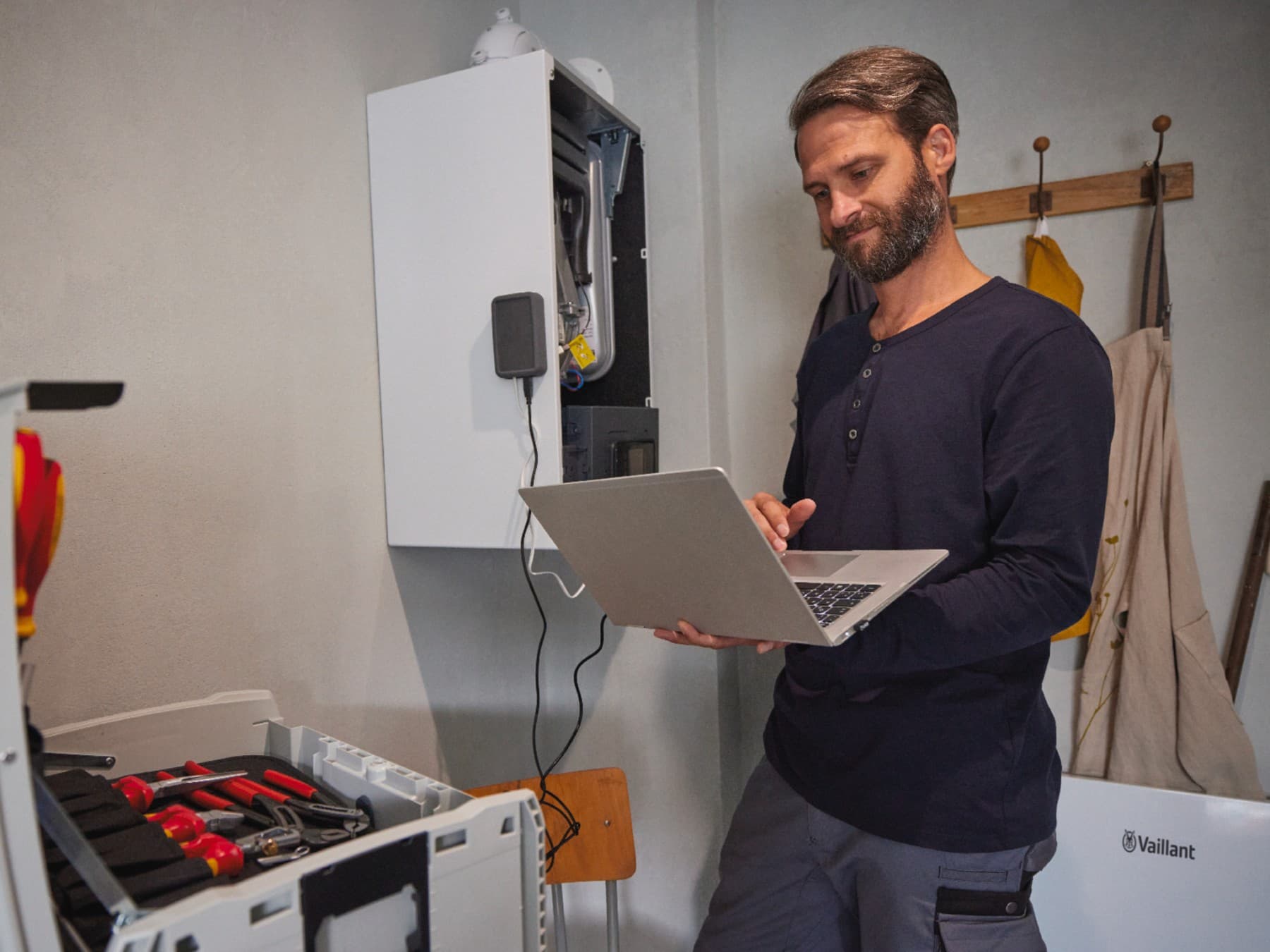 O técnico lê o registo de uma caldeira mural da Vaillant