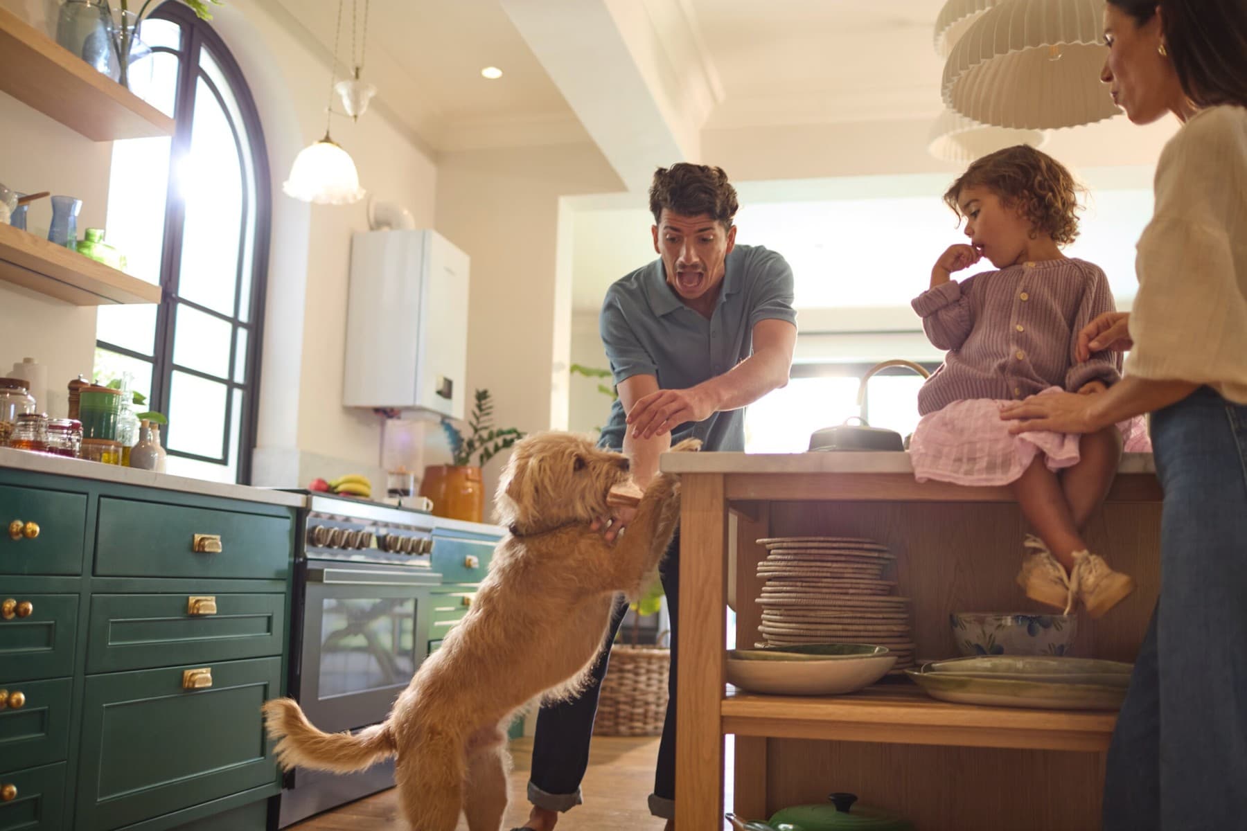 Um pai e a sua filha na cozinha