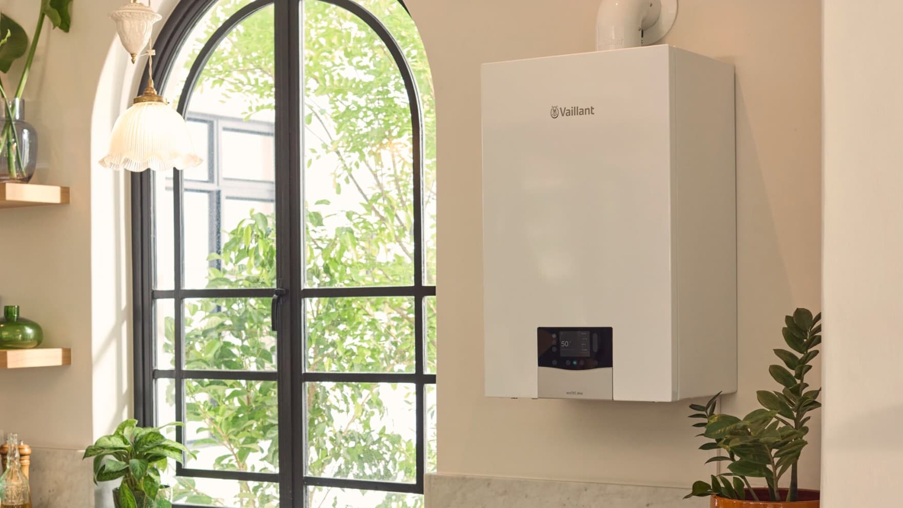 Caldeira a gás de condensação ecoTEC plus montada na parede numa cozinha