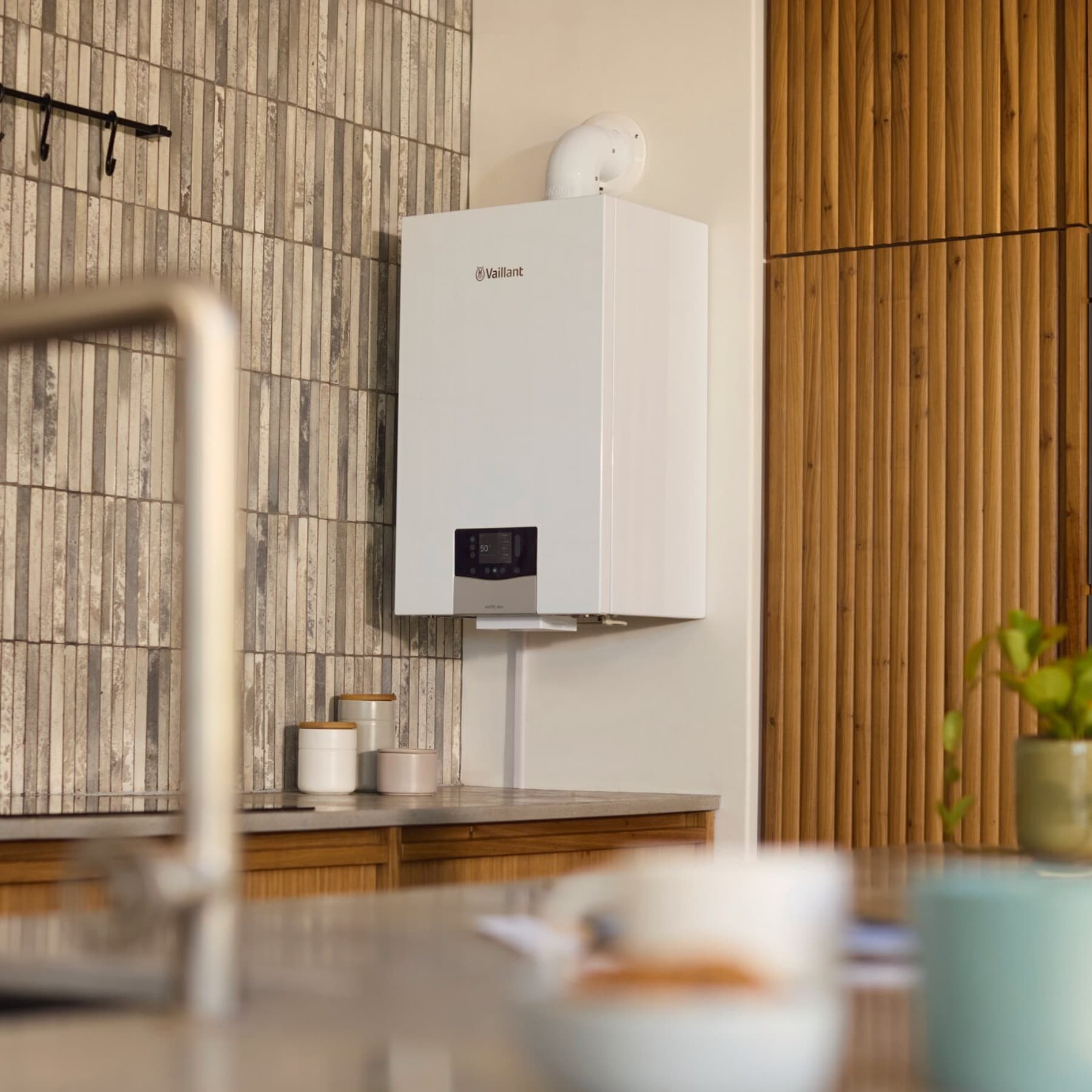 Caldeira a gás de parede Vaillant numa cozinha